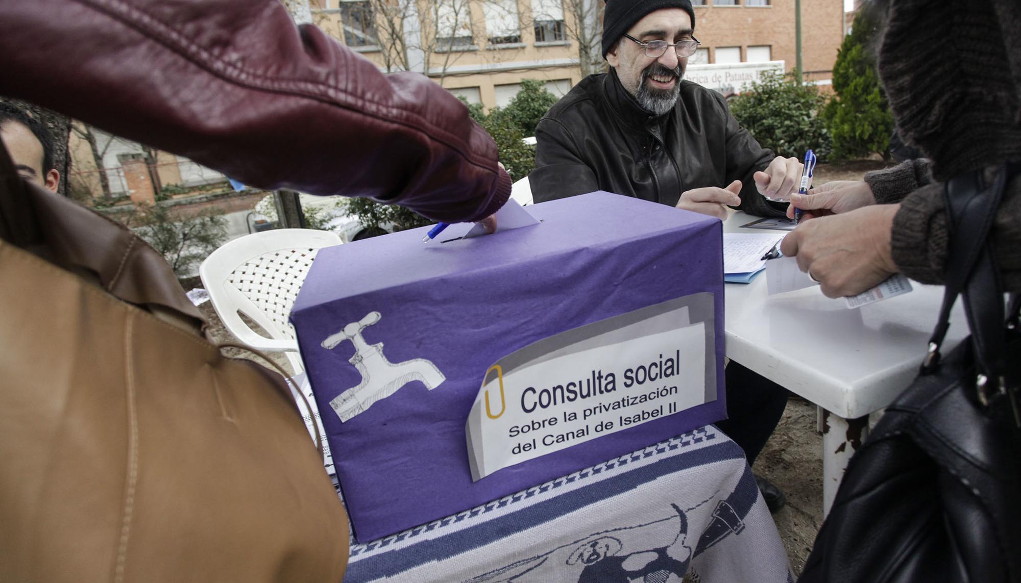 Marzo de 2012. Consulta popular en Madrid contra la privatización del Canal de Isabel II.