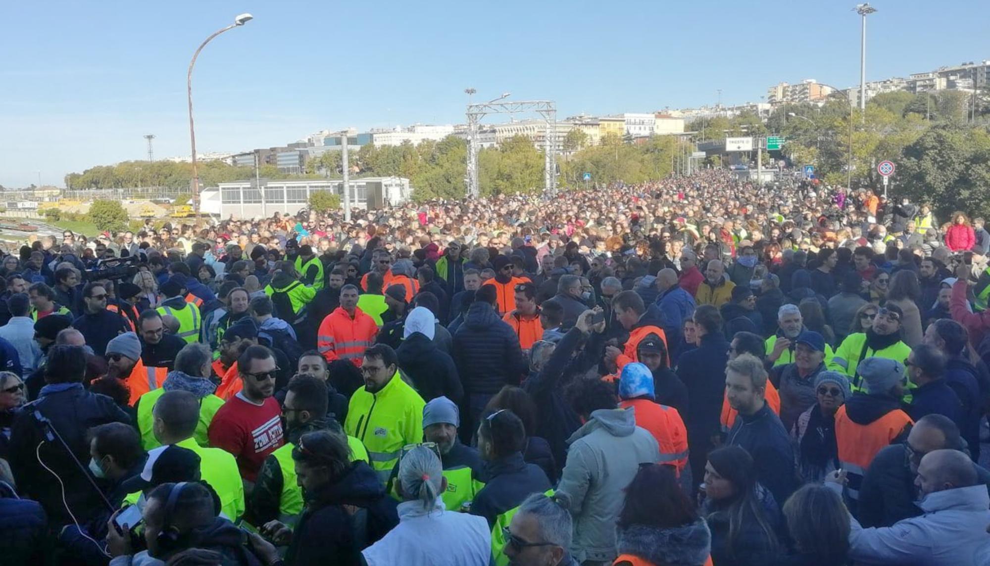Movilización en Trieste, Italia, contra la obligatoriedad del ‘green pass’ o pasaporte sanitario.