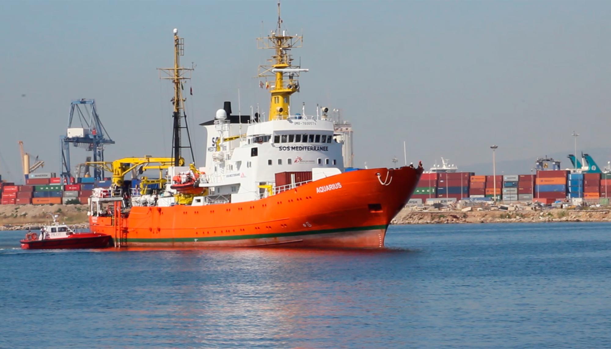 Atraque del Aquarius en el puerto de València