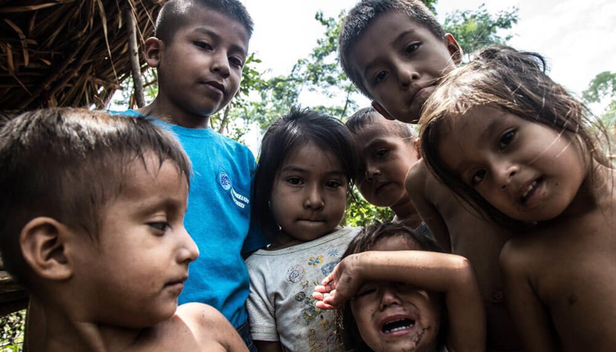 Algunos de los 105 niños y niñas viviendo en el campamento temporal