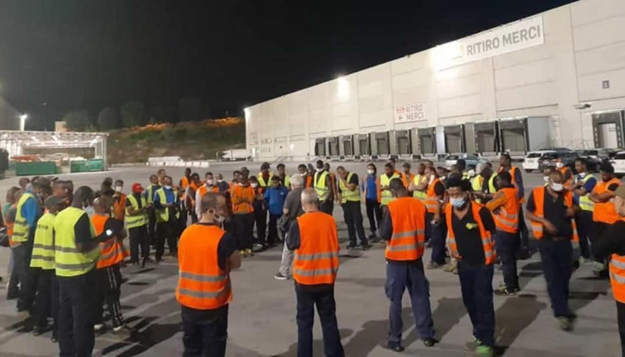 Reunión de trabajadores en huelga en un hub logístico a las afueras de Milán
