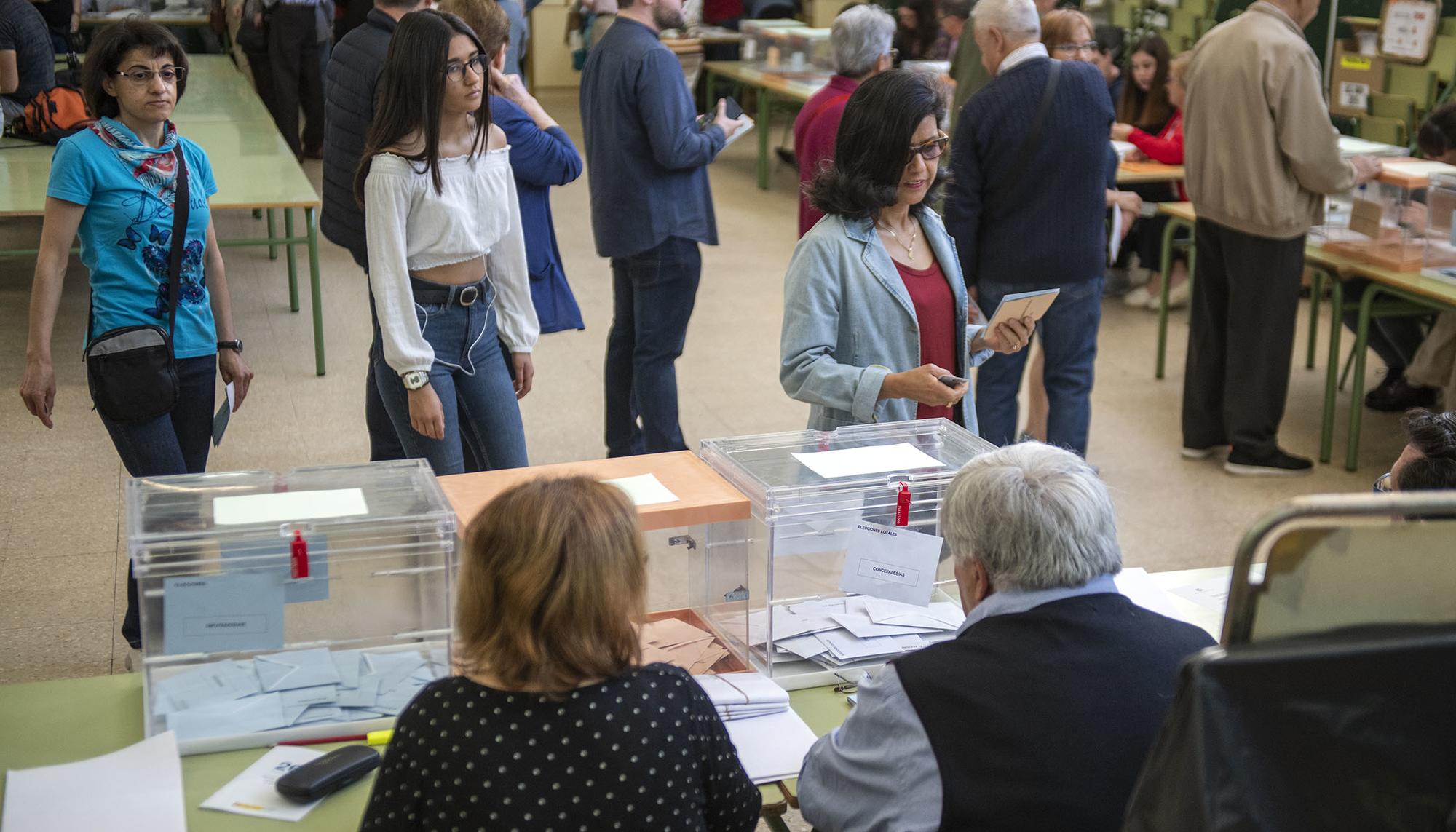 Mañana electoral colegio Aluche