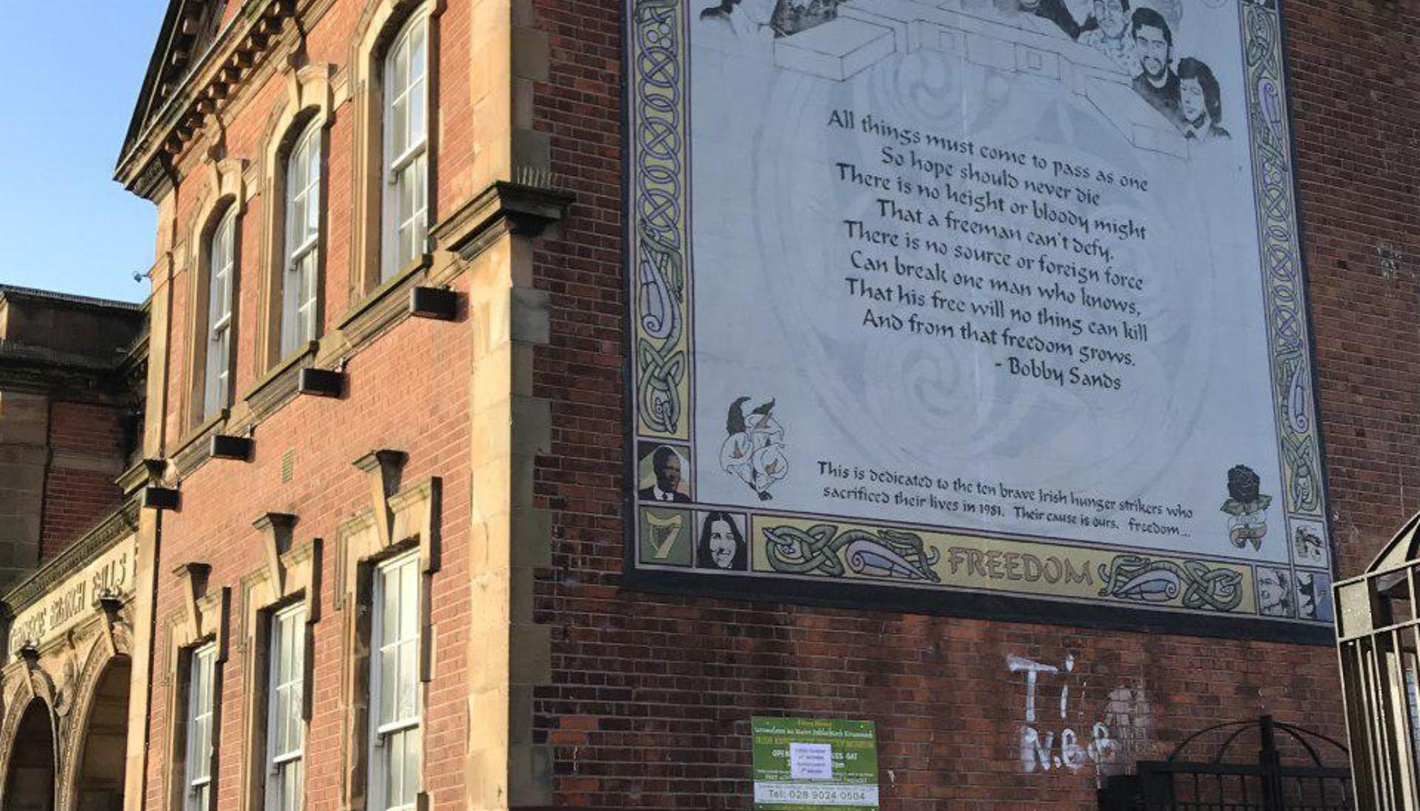 Mural en Belfast en recuerdo a los presos del IRA en huelga de hambre