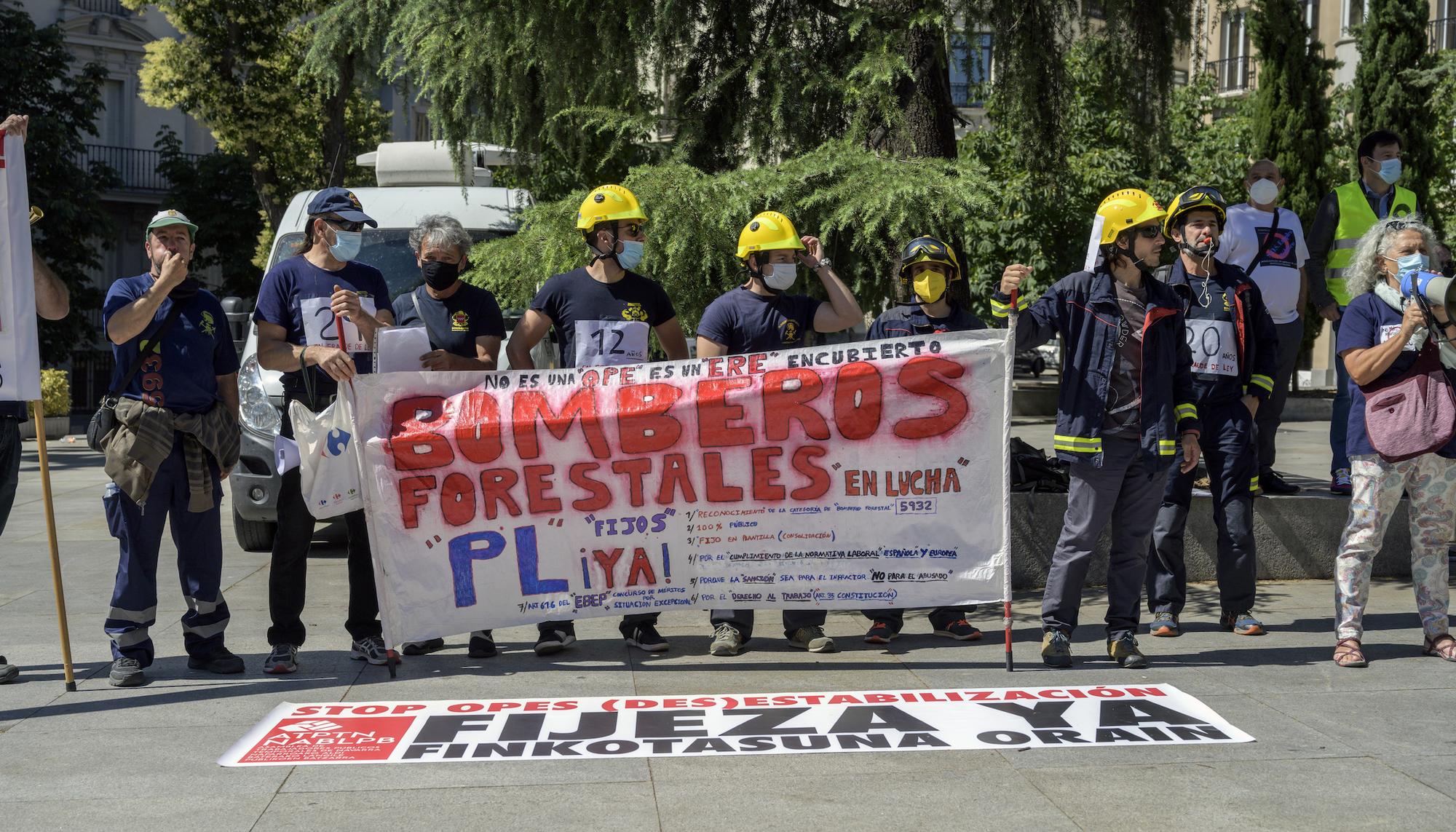 Concentración frente al Congreso de Bomberos