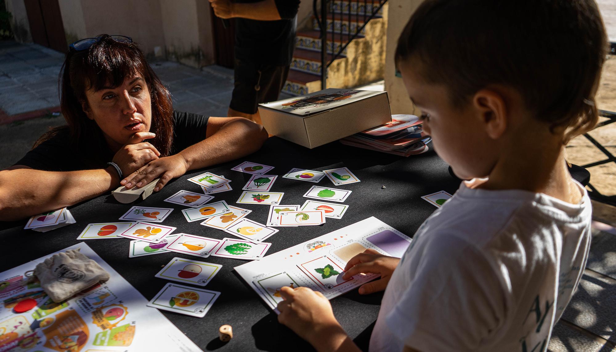 Juego del taller de concienciación medioambiental durante la jornada reivindicativa Menjadors sostenibles, territoris possibles en Navajas Alt Palància