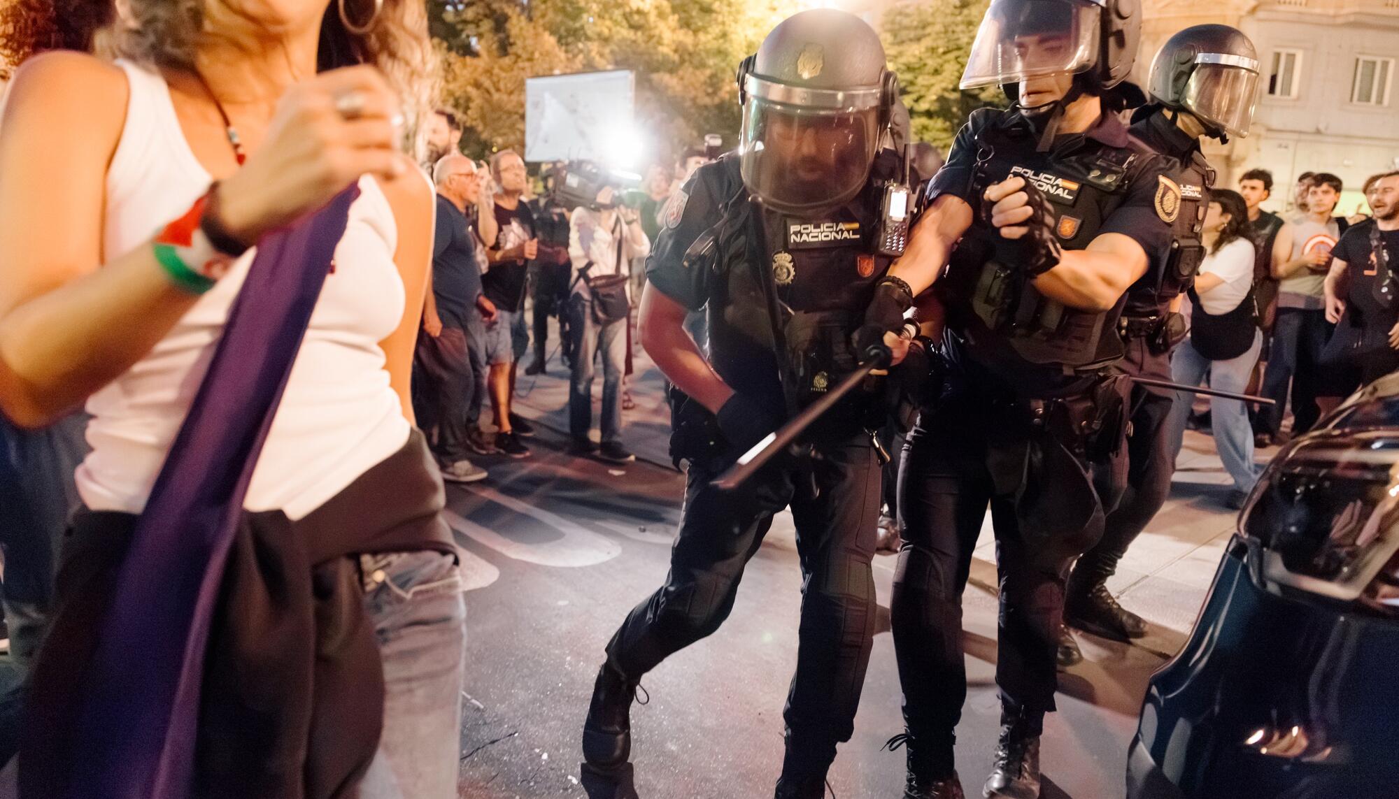 Cargas de la policía durante la manifestación de rechazo al desahucio de Maricarmen en Valladolid.