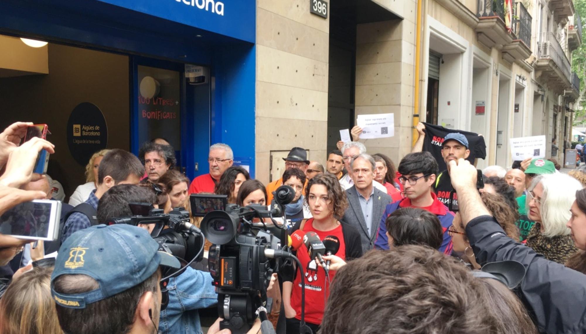 Rueda de prensa de la APE ante las oficina de AGBAR