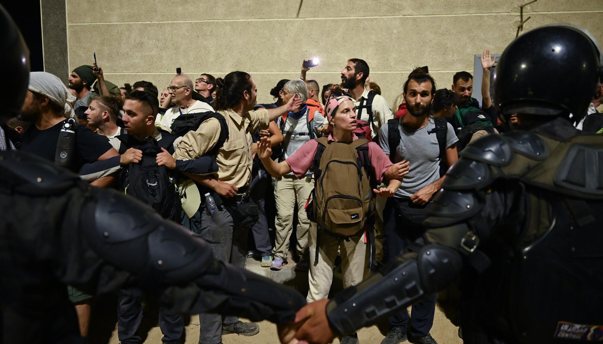 La policía egipcia acordona a los manifestantes de la marcha a Gaza, el 13 de junio de 2025.