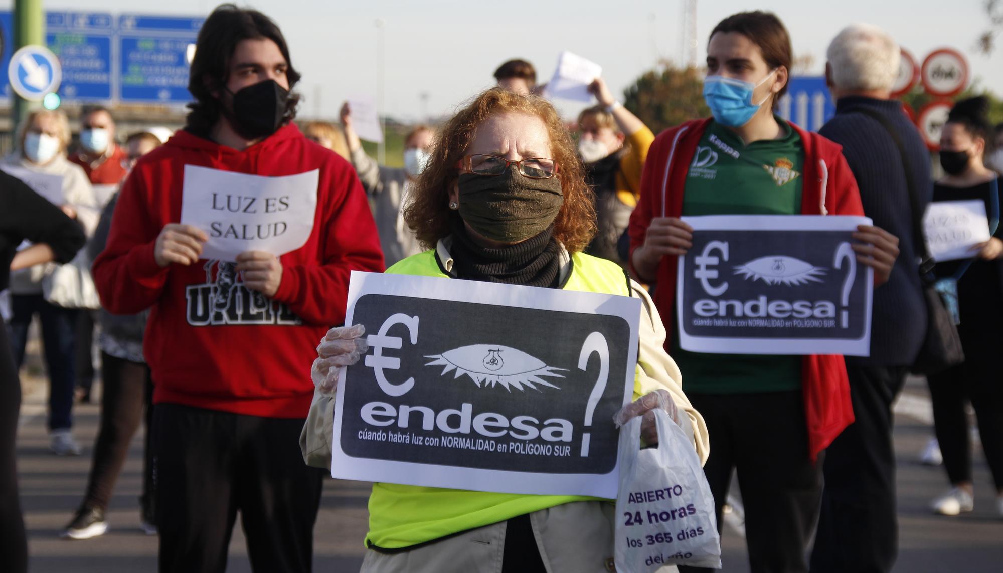 Manifestante en concentración contra los cortes de Luz en Polígono Sur 