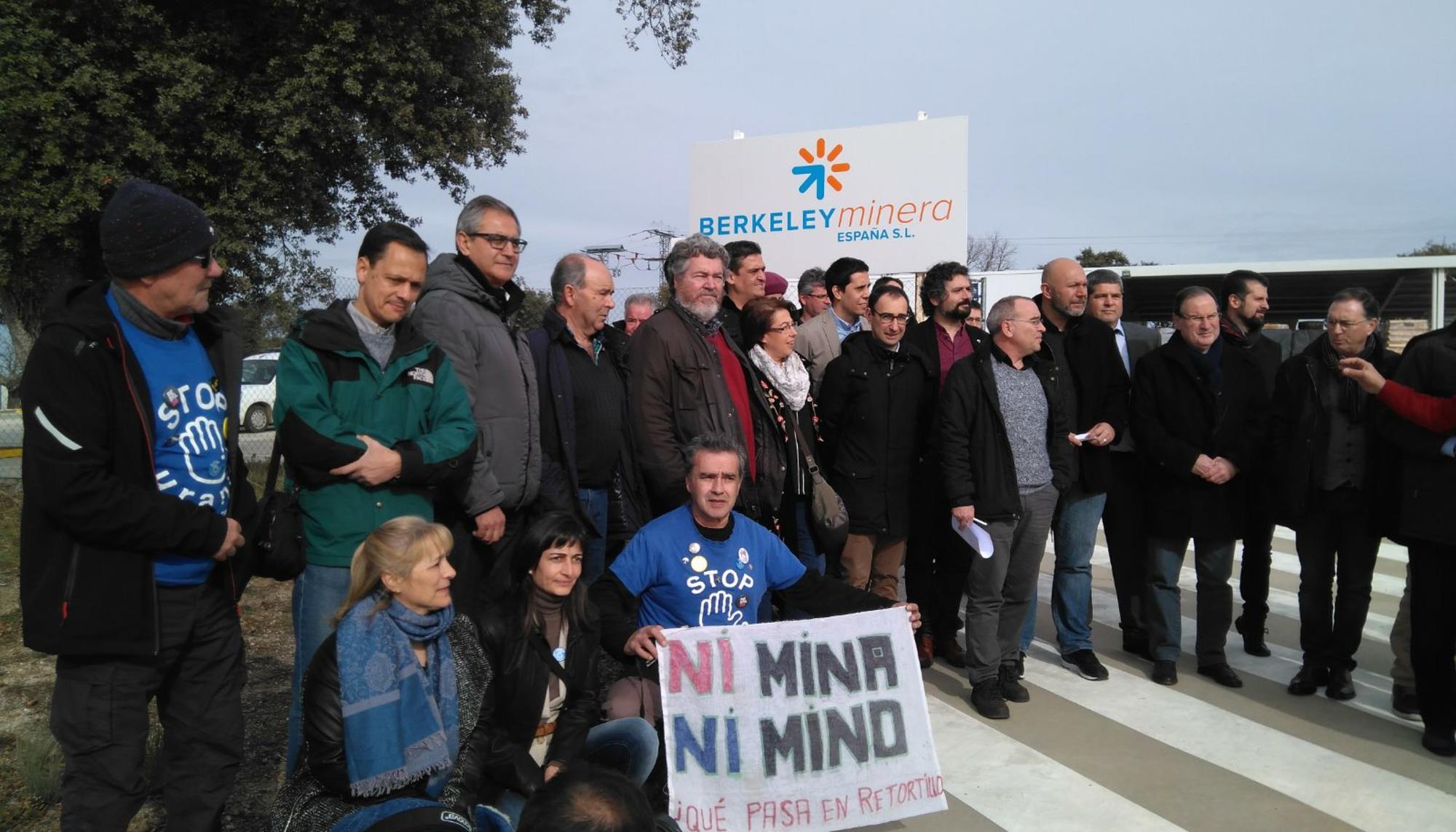 Manifestación ante la sede de Berkeley Minera en Salamanca. Fuente: STOP Uranio