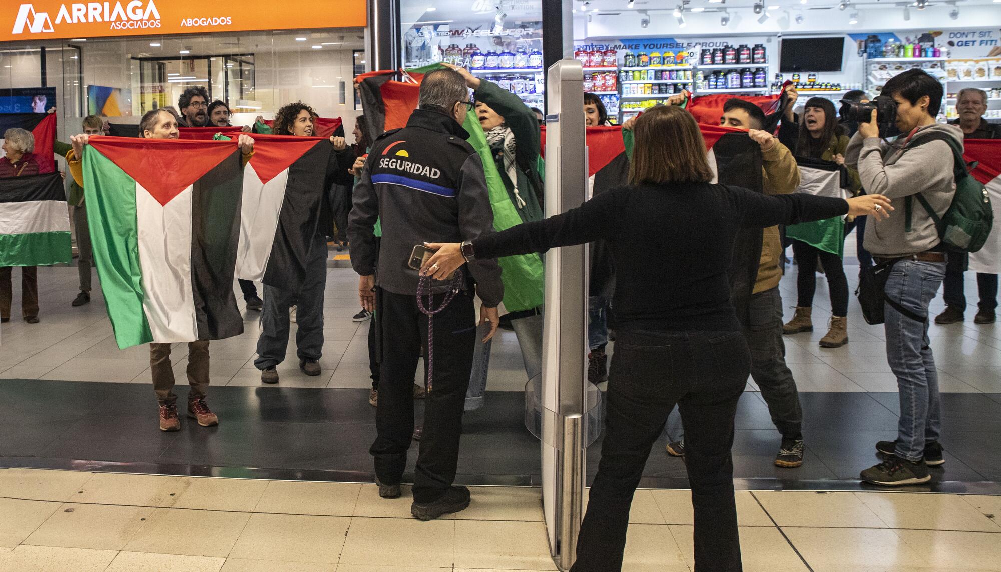 Momento de la acción del BDS PV en el Carrefour de Valencia 