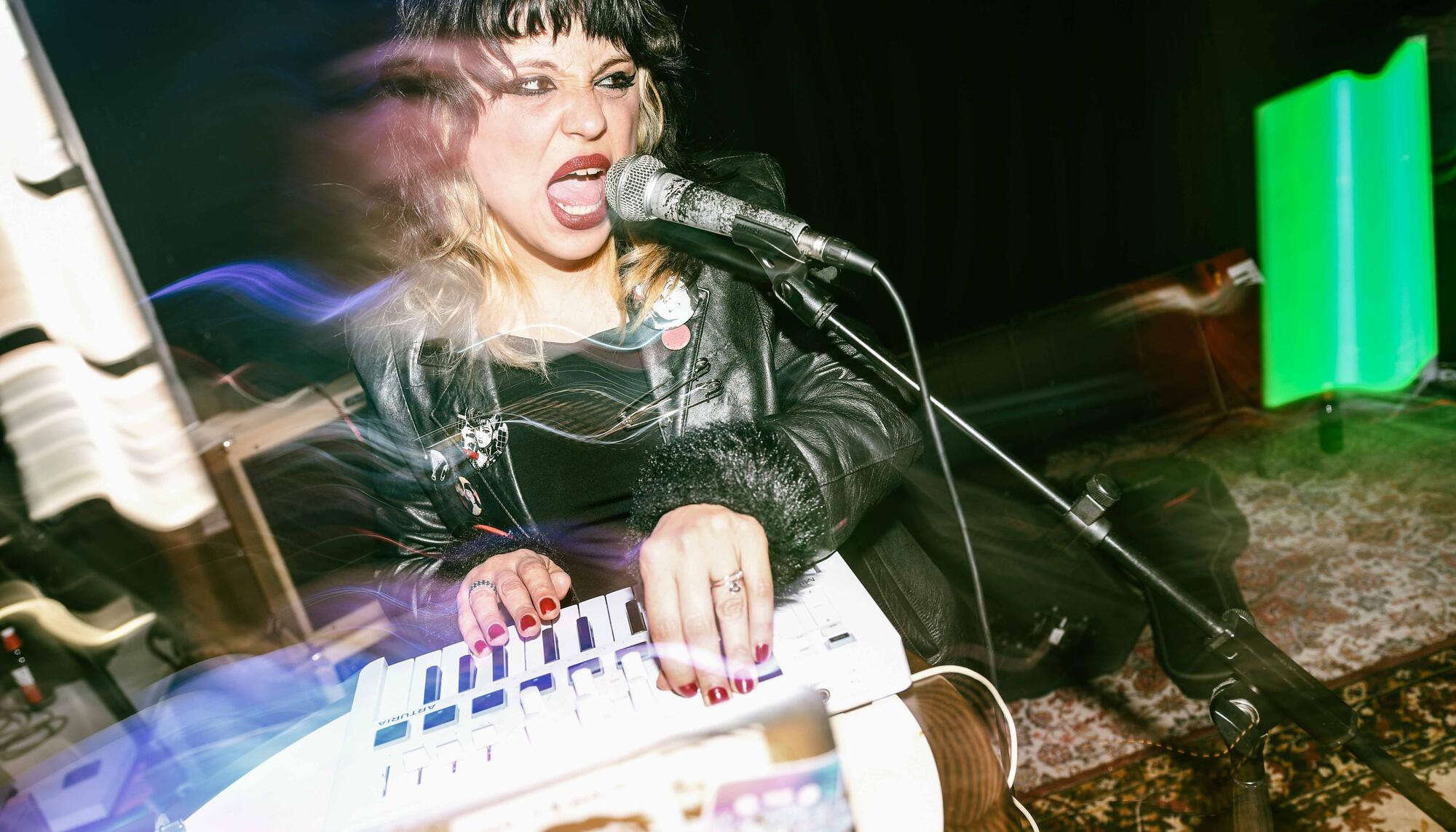 Anna Bananna al teclado y los chillidos en el último bolo del domingo de Lekuek 2026 en Kult Parnasoa