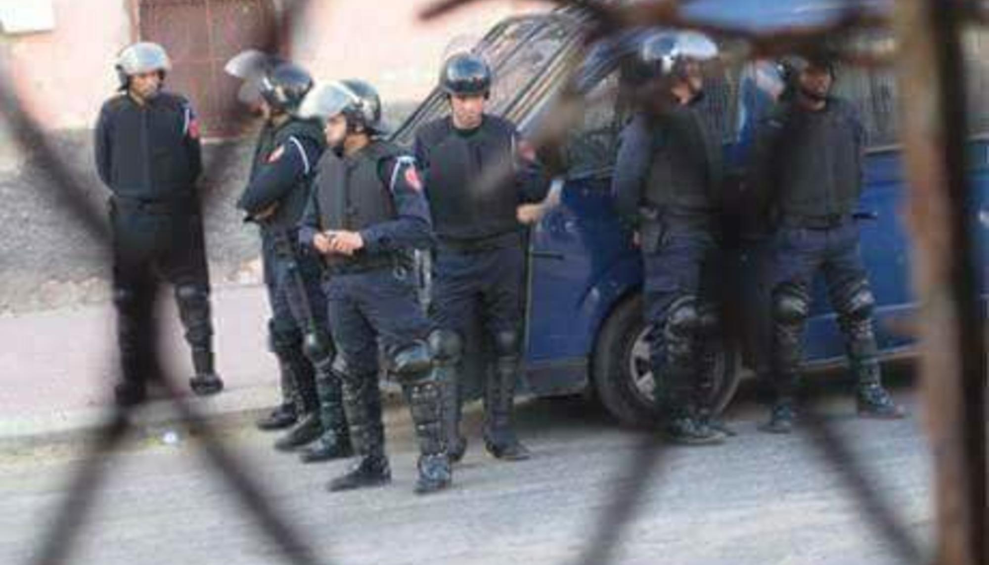 Policias marroquies vigilan casas de saharauis
