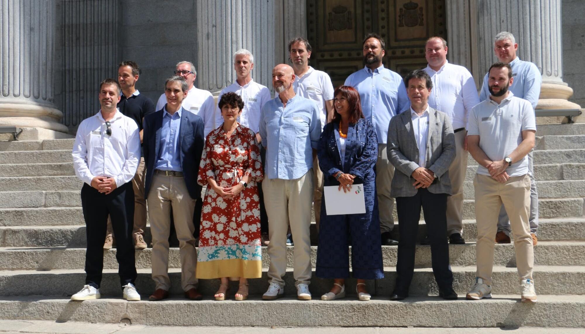 Alcaldes del PNV delante del Congreso 