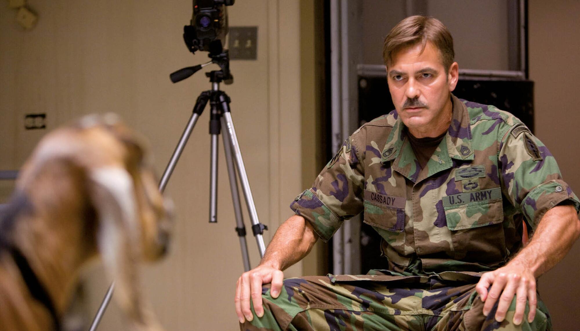 Los hombres que miraban fijamente a las cabras