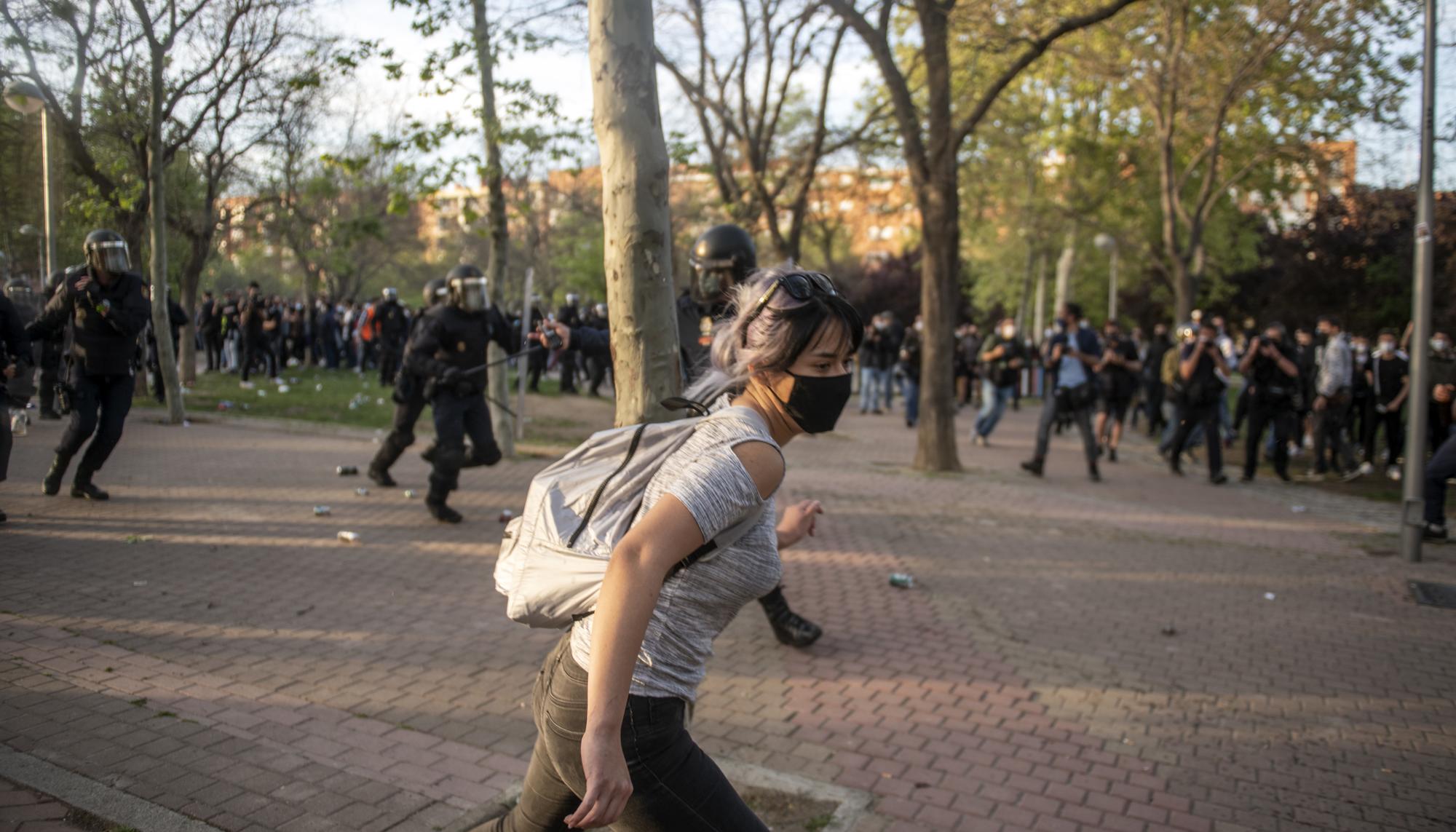 Mitín de Vox en Vallecas y carga policial - 24