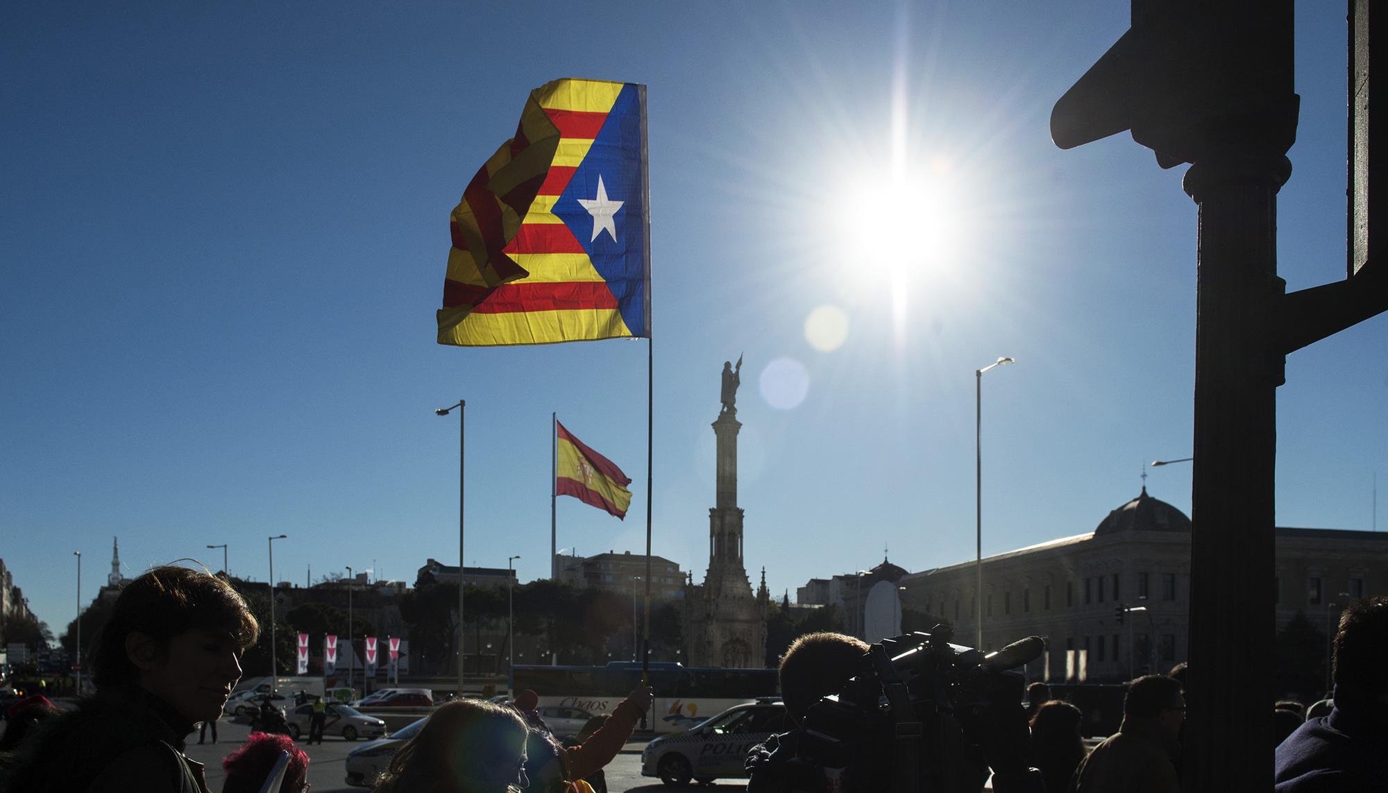 Bandera Cataluña en Plaza de Colon