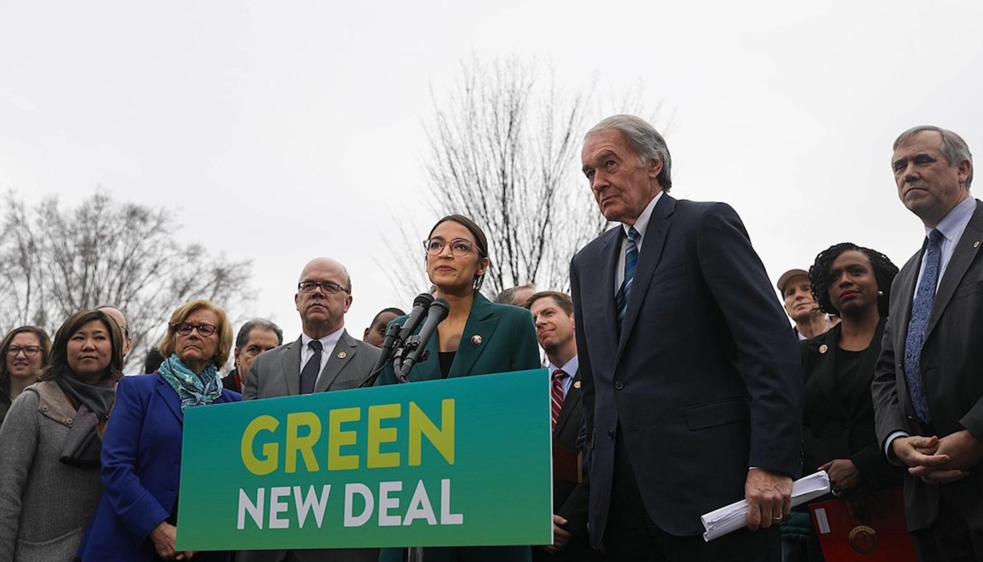 Rueda de prensa de la congresista estadounidense Alexandria Ocasio-Cortez y los senadores Ed Markey y Jeff Merkley (OR) anunciando su propuesta para un Green New Deal el 7 de febrero de 2019. Fuente: Schyler Edmundson y M.V. Ramana