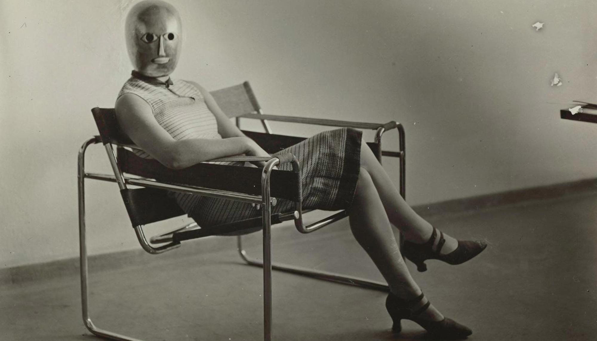 La mujer enmascarada en la silla de Breuer, una imagen mítica de la Bauhaus