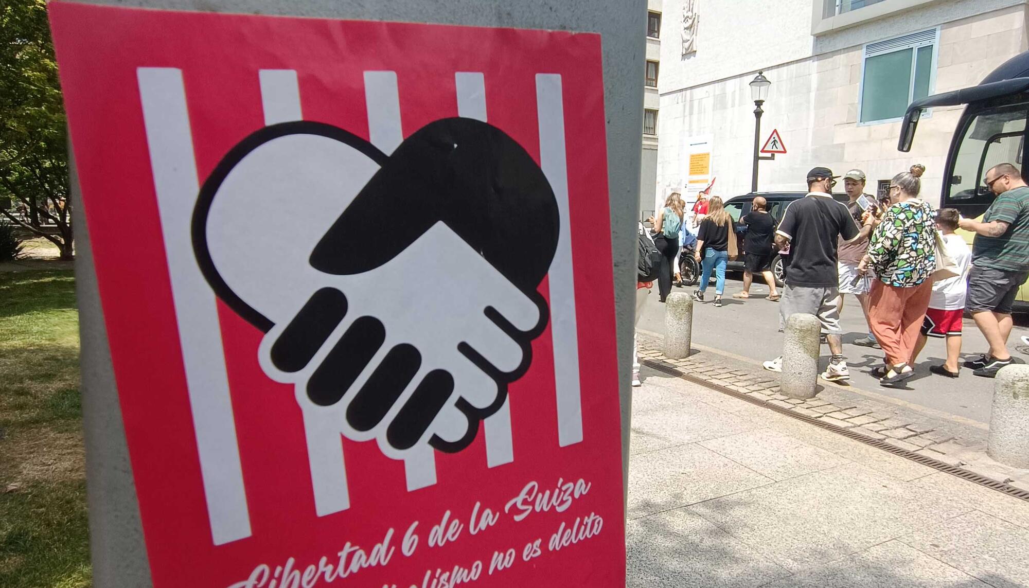 Cartel a favor de la libertad de las seis trabajadoras de la pastelería La Suiza en Gijón