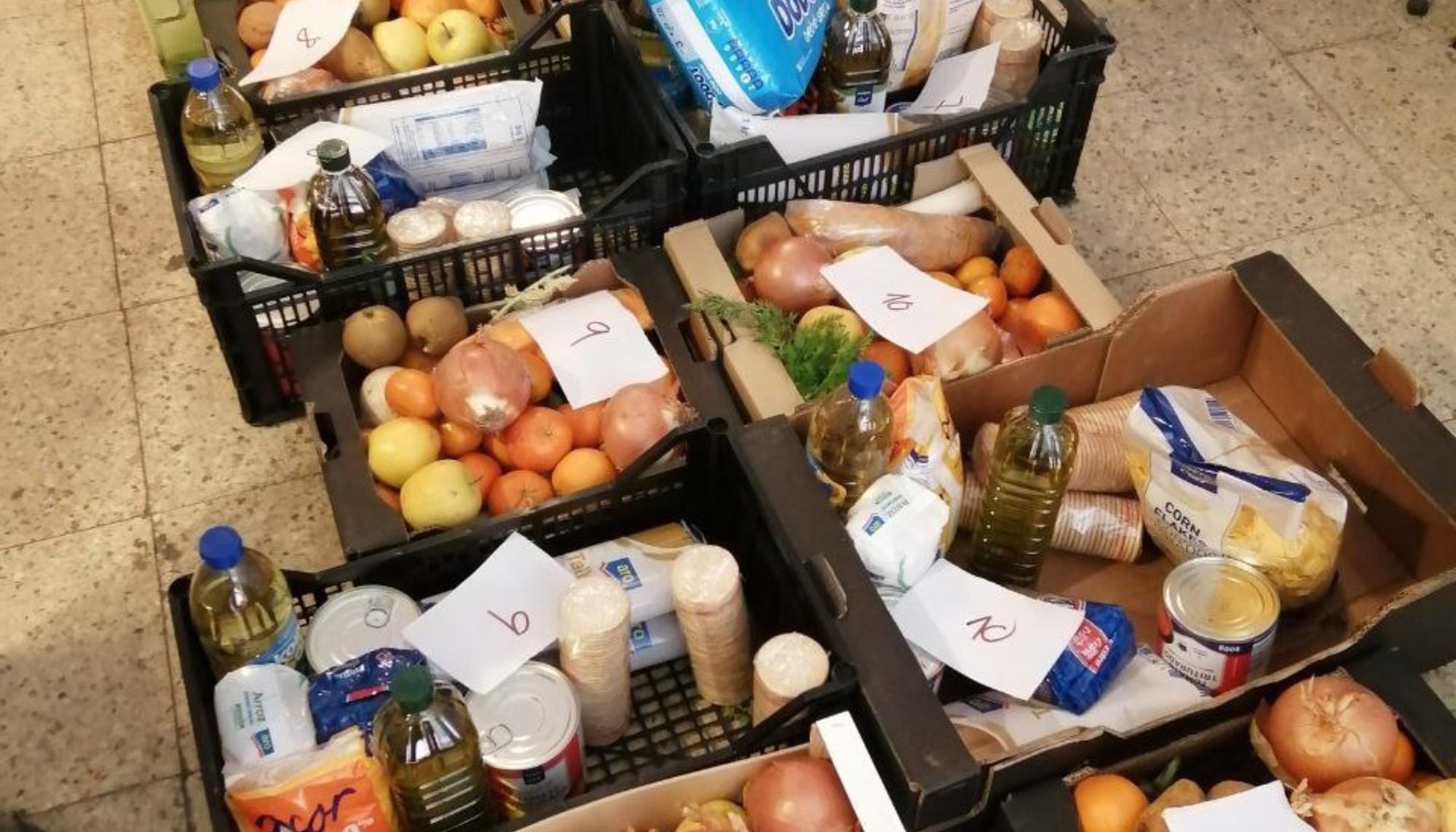Reparto de cajas de alimentos 
