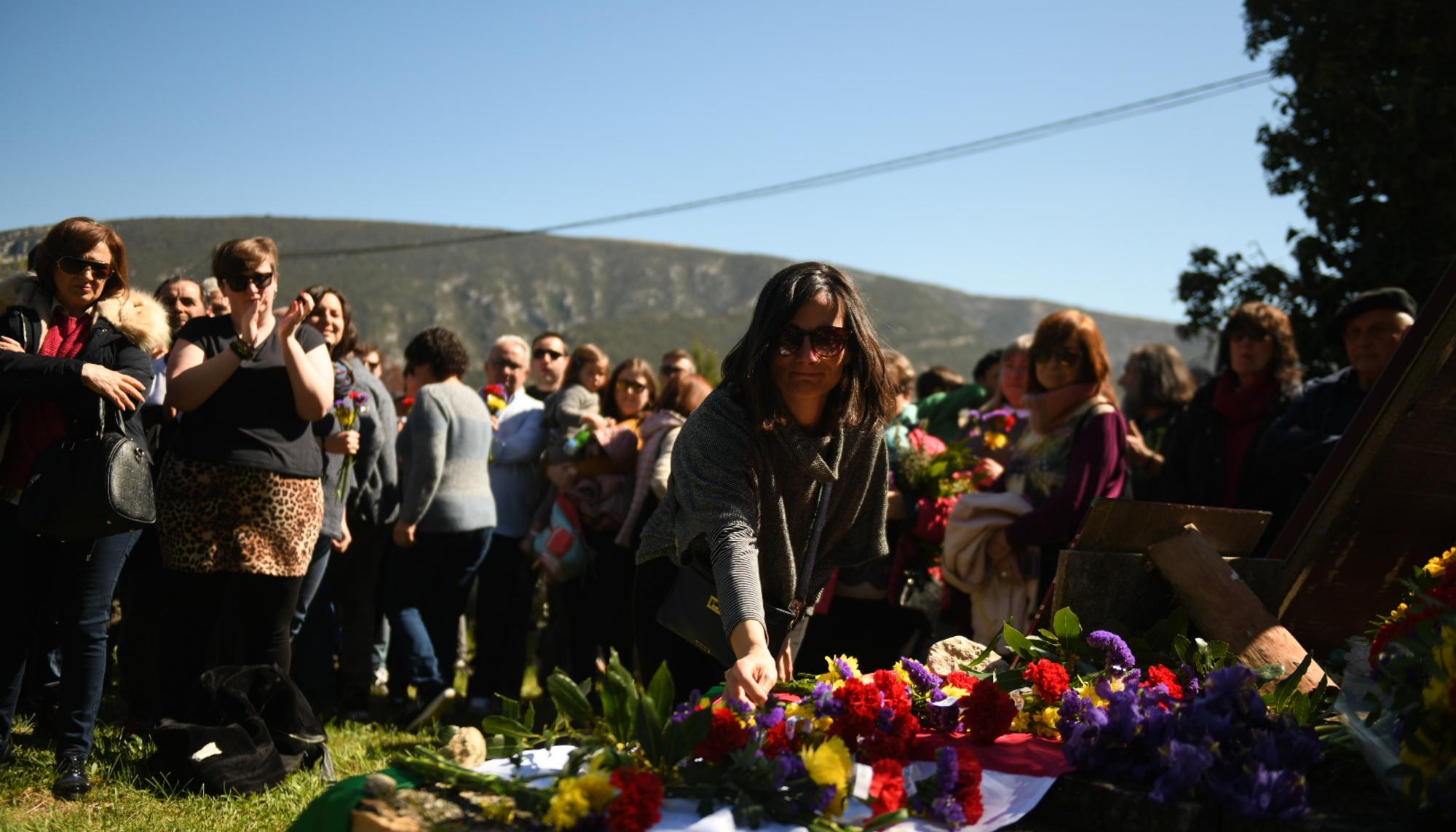 Ofrenda floral en el cementerio de la prisión de Valdenoceda (Burgos), en homenaje a los represaliados por el franquismo allí