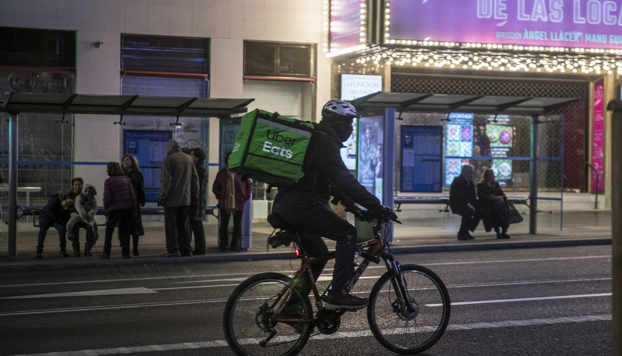 Rider de Uber Eats en la calle de Gran Via