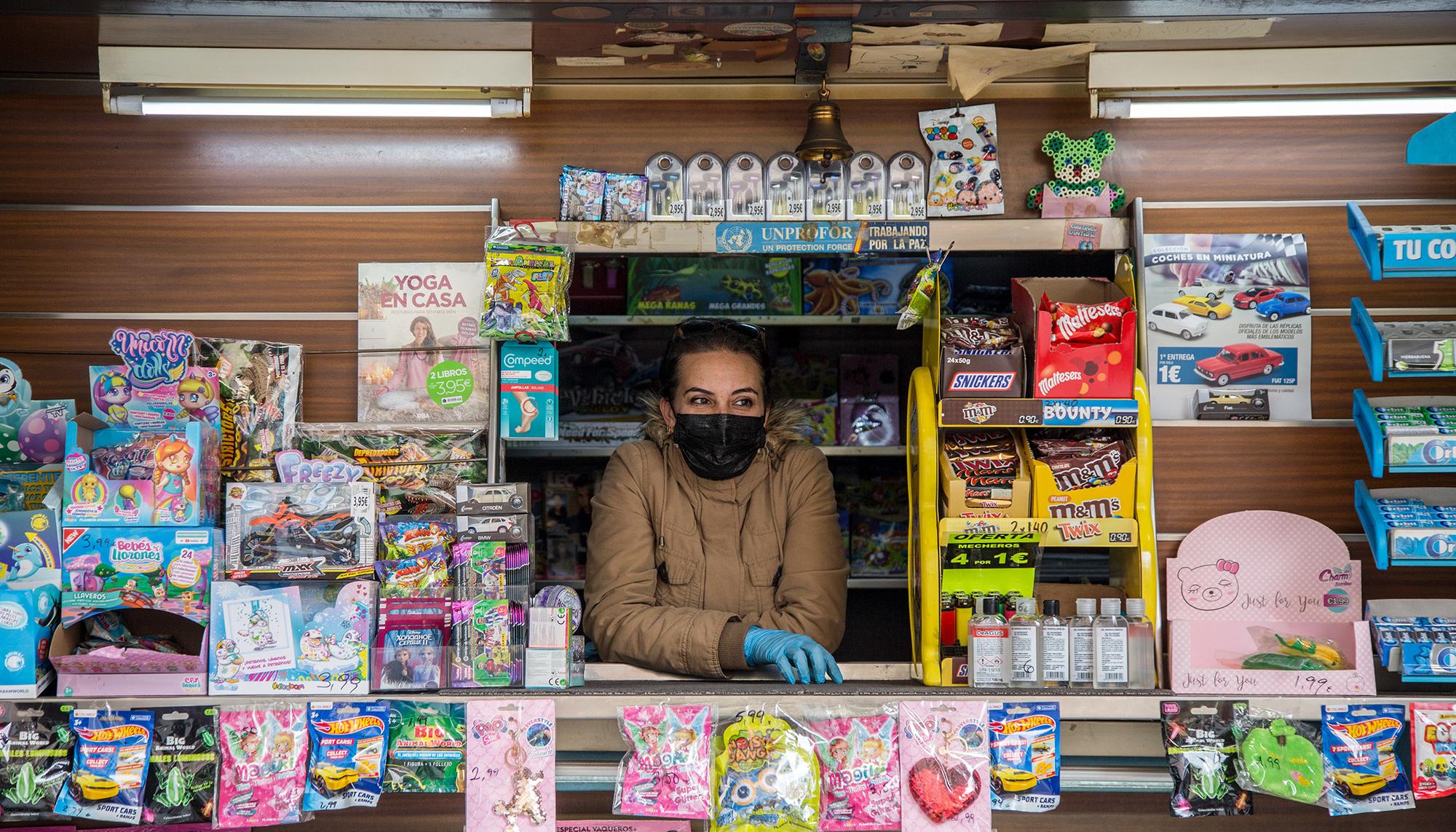 Trabajadora kiosco madrid coronavirus mascarilla