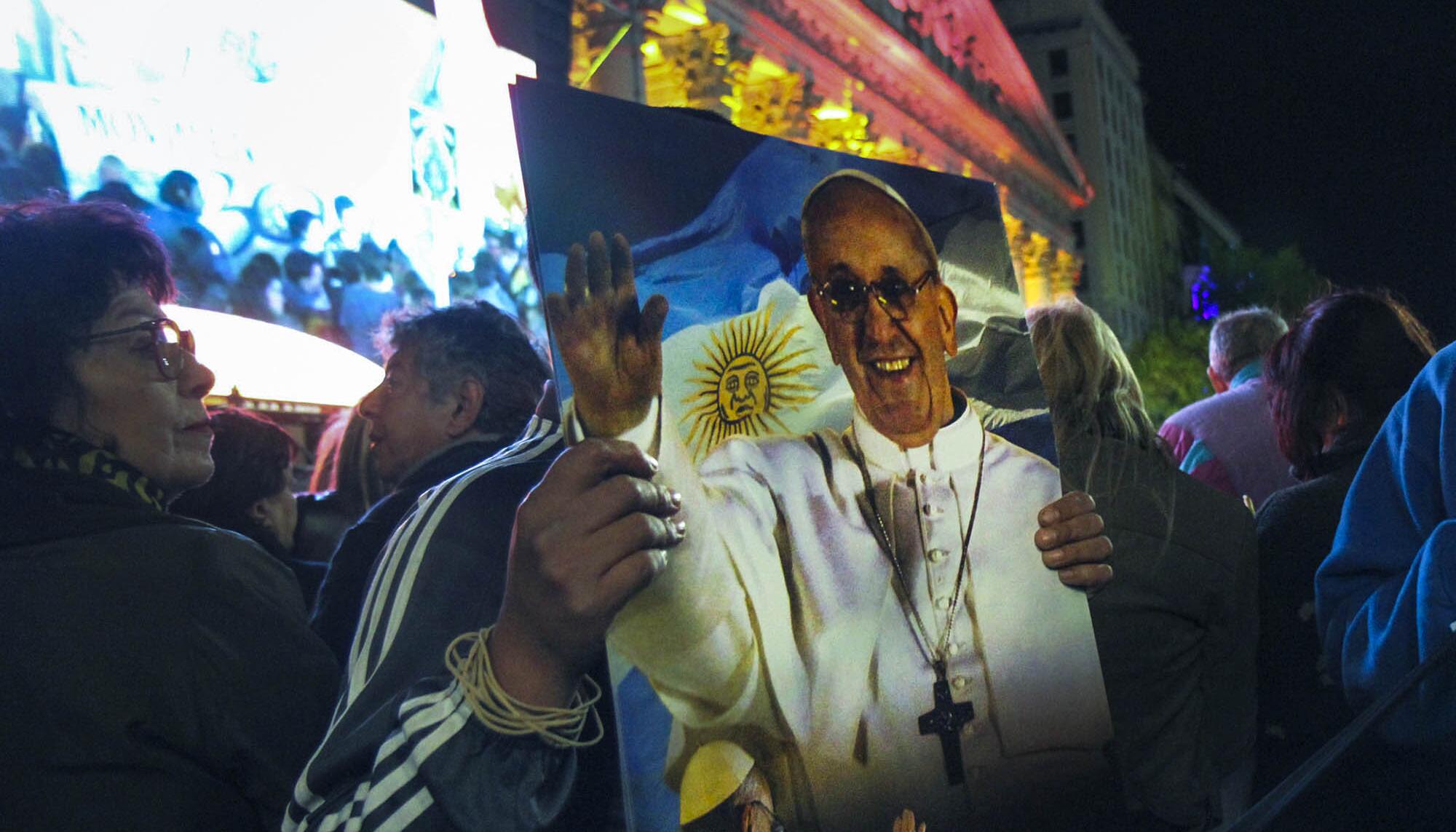 Vigilia por el papa Francisco frente a la Catedral de Buenos Aires el 19 de marzo de 2013.