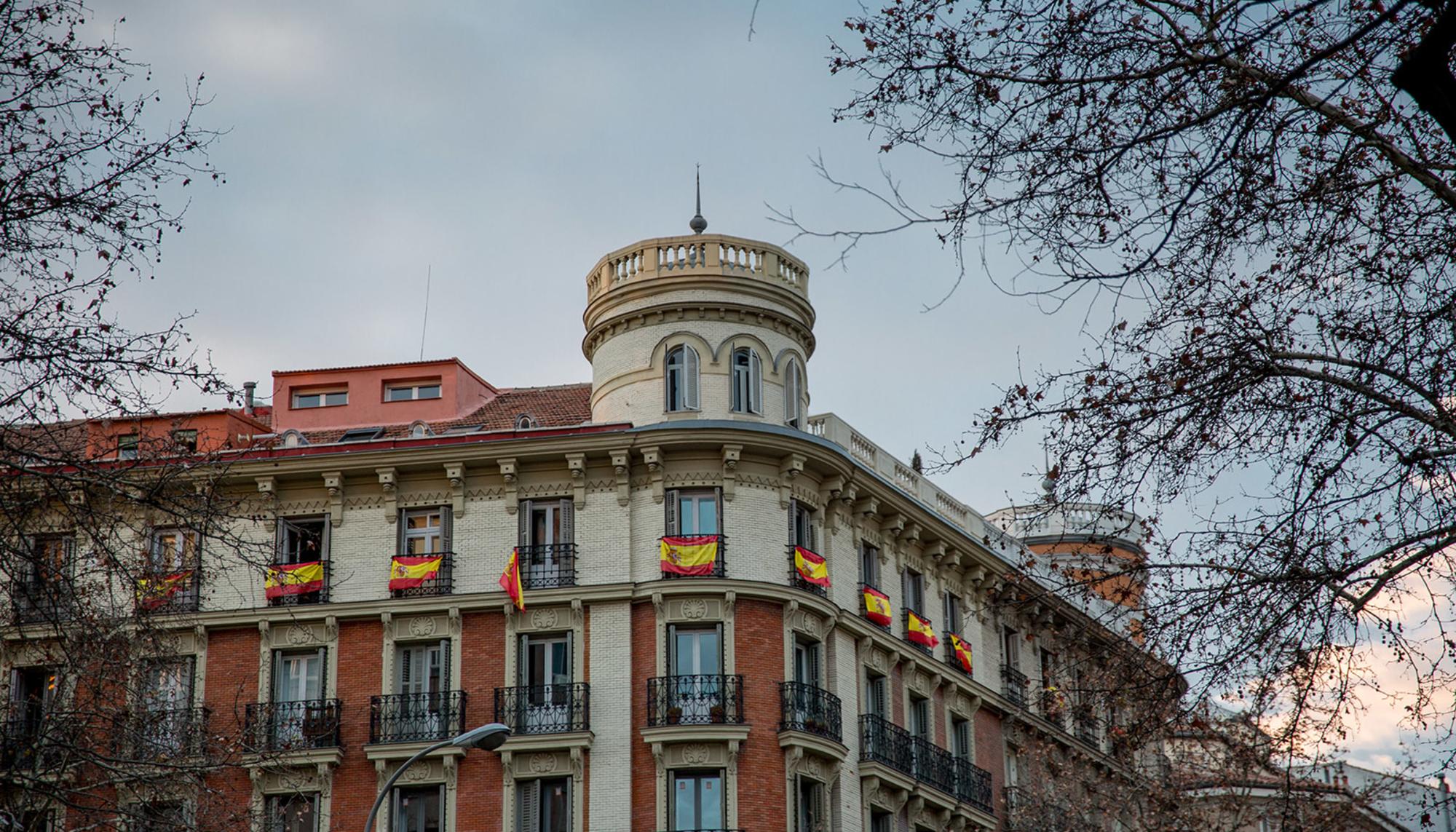 Fachada con banderas de España. Madrid.