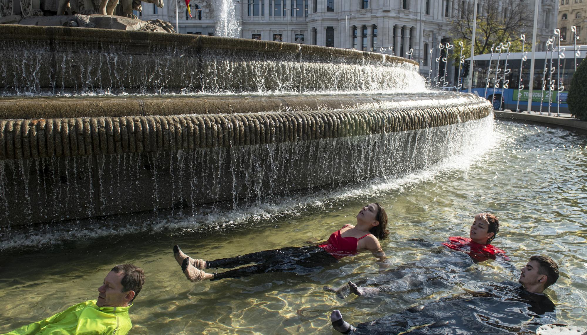 Activistas de Extinction Rebellion identificados por la policía tras realizar una acción de protesta en Madrid frente al Ayuntamiento - 3