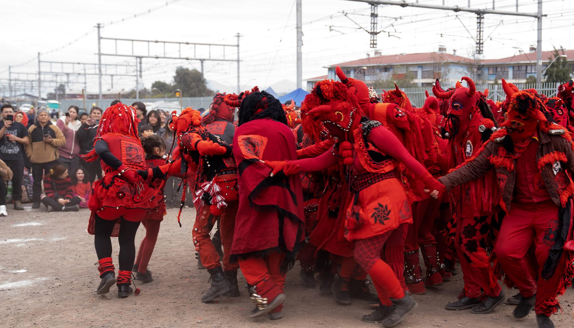 El baile de los Diablos Rojos ha acompañado todos los aniversarios del golpe de Estado desde su creación en 2009.