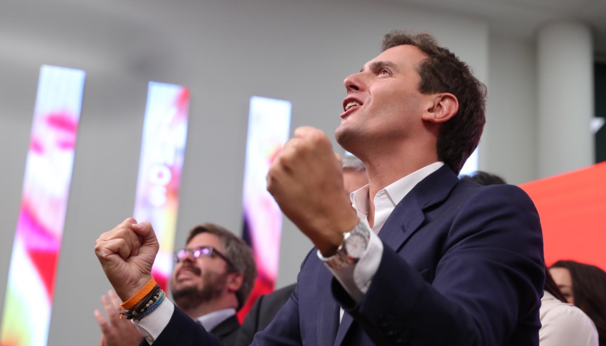 Noche electoral Ciudadanos 26M Rivera mirando al cielo