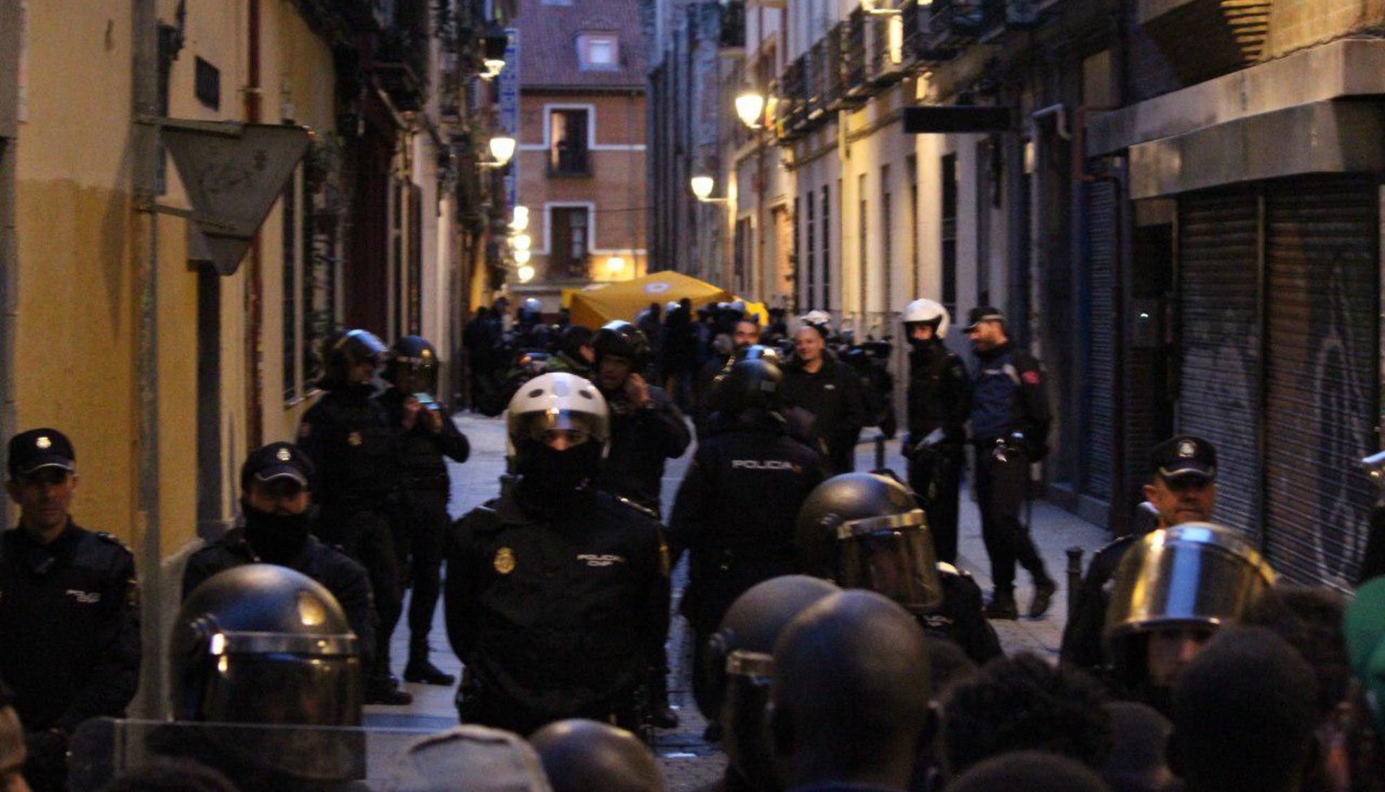 Concentración tras la muerte de un mantero en Lavapiés