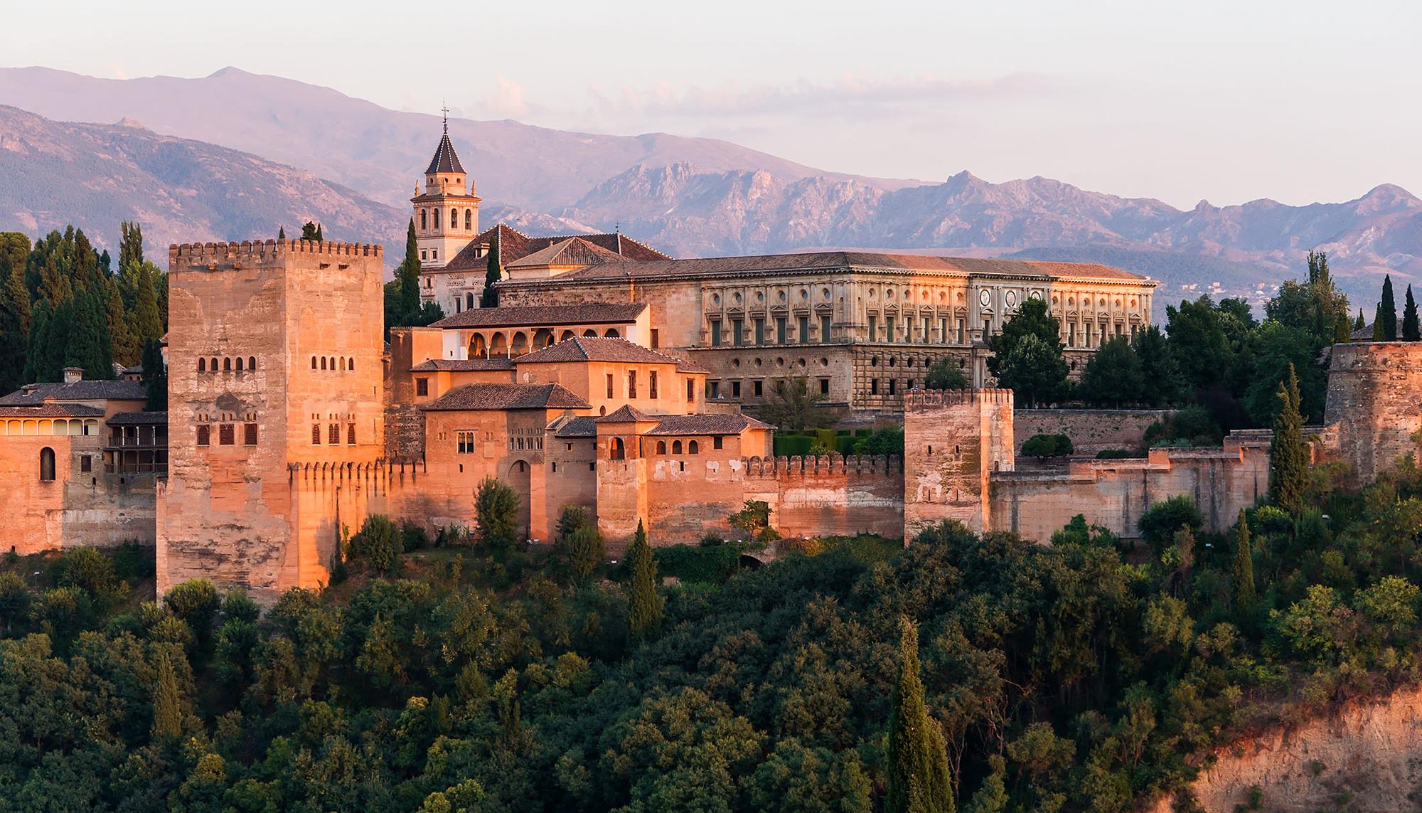 Atardecer en La Alhambra, ciudad palatina andalusí situada en Granada