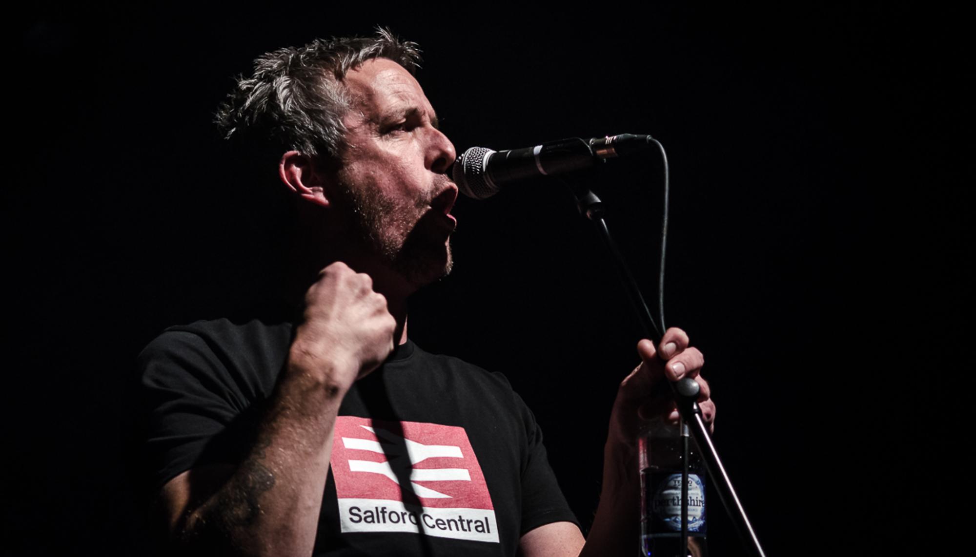 El poeta JB Barrington, en una actuación