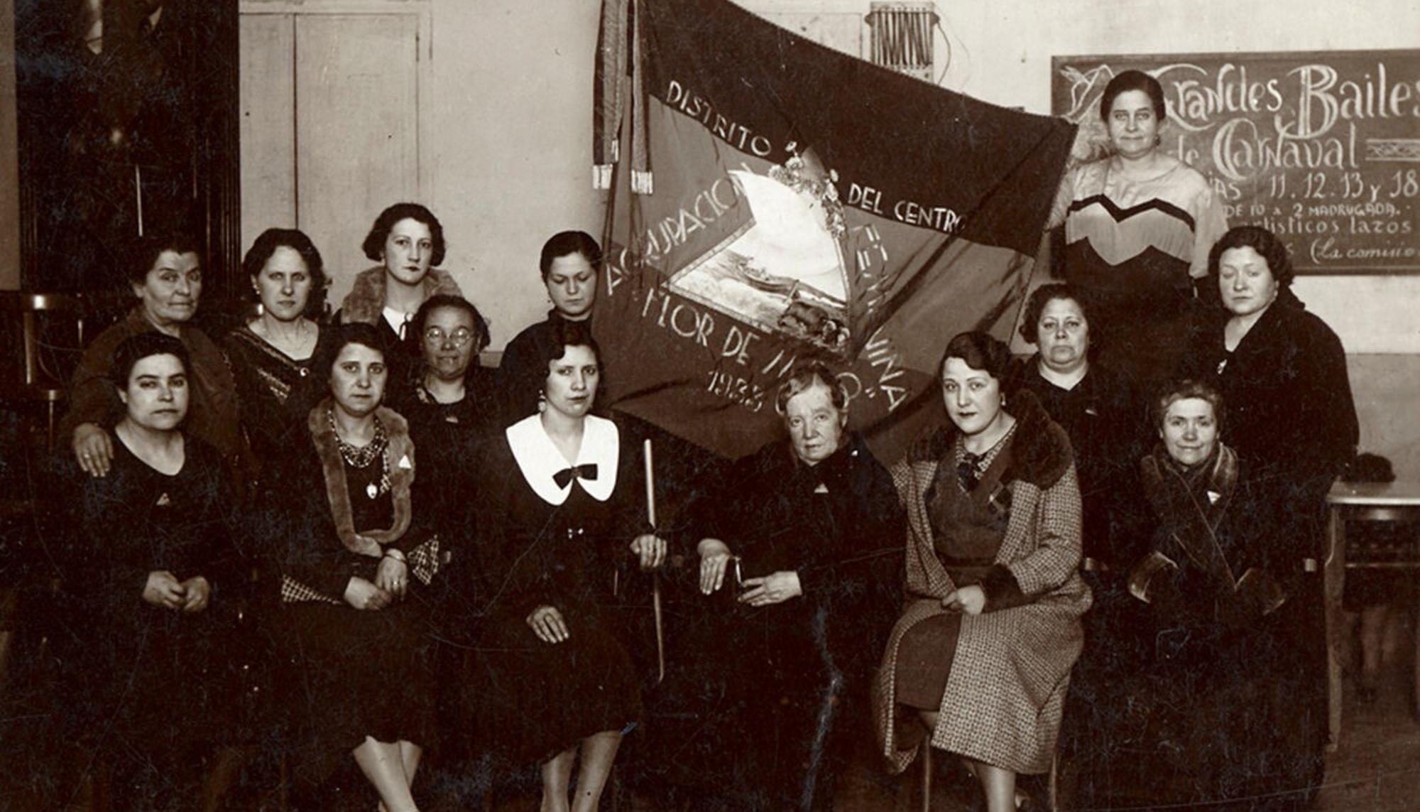 Amalia Carvia, en el centro, en 1933