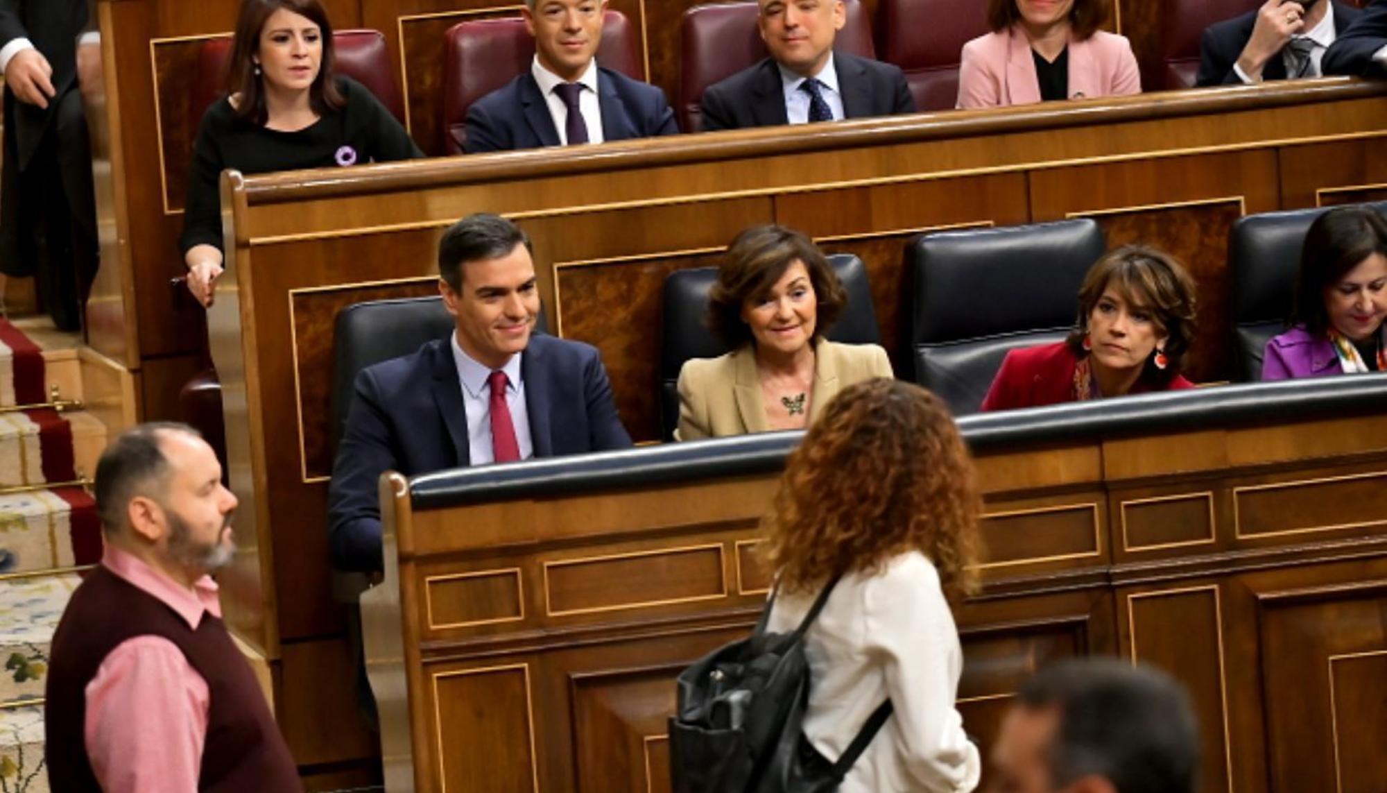 Pedro Sanchez sonrie a la diputada Aina Vidal Sáez