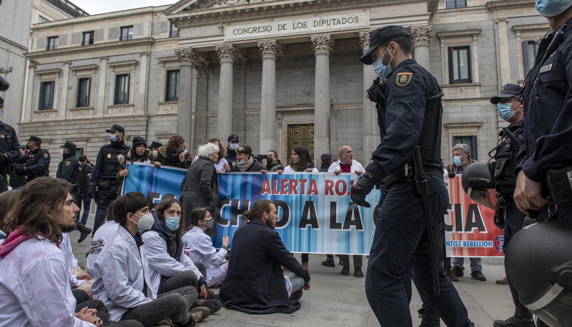 La Rebelión Científica tiñe de rojo el Congreso el 6 de abril de 2022. - 10