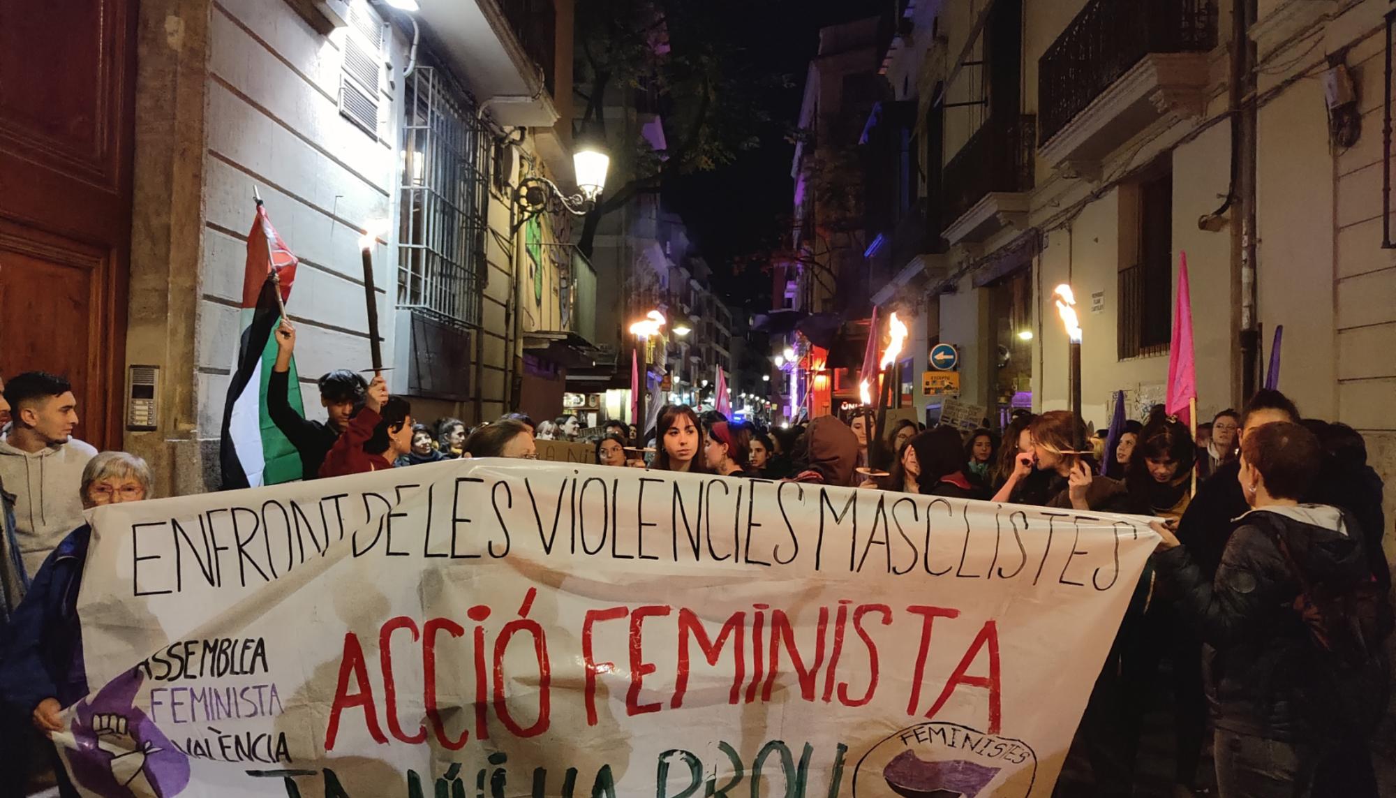 La Assemblea Feminista de València convocó una concentración en la noche del 24 de noviembre que recorrió el centro de la ciduad. - 2