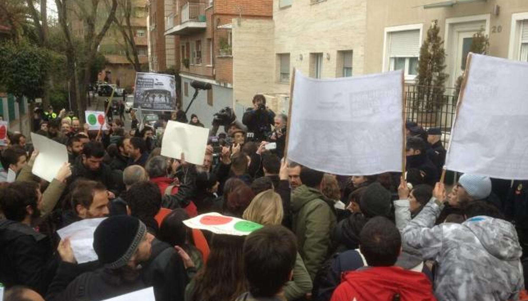 Afectados por la hipoteca y activistas por el derecho a la vivienda se han concentrado la tarde del viernes frente al domicilio de la vicepresidenta del Gobierno, Soraya Sáenz de Santamaría