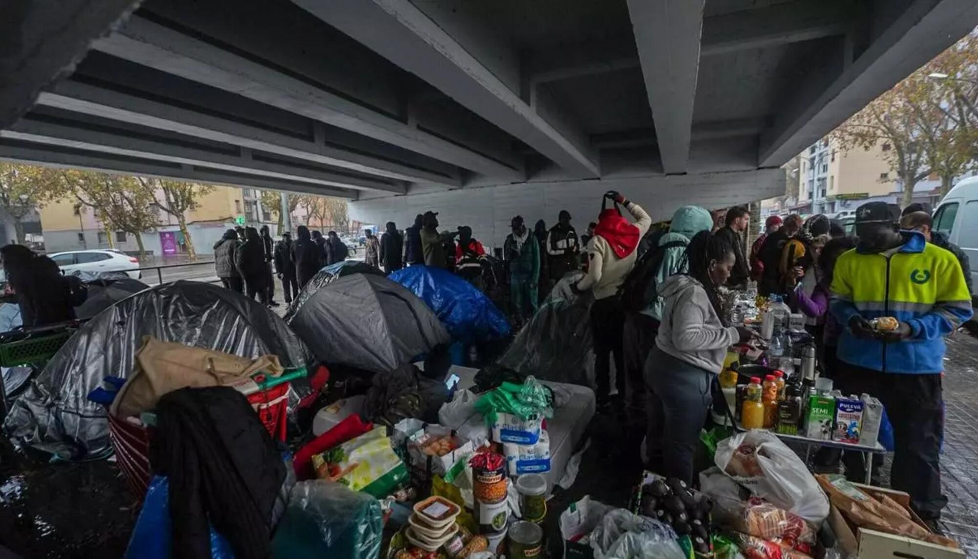 Campamento improvisado tras el macrodesahucio en Badalona. Foto: Sindicat de l’Habitatge de Catalunya