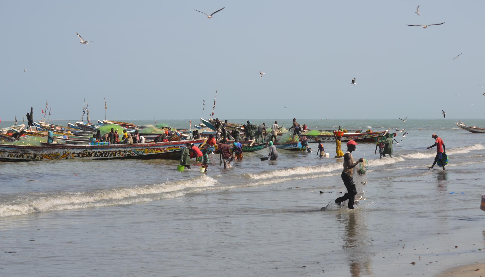 Barcos pesqueros en el pueblo de Tanji