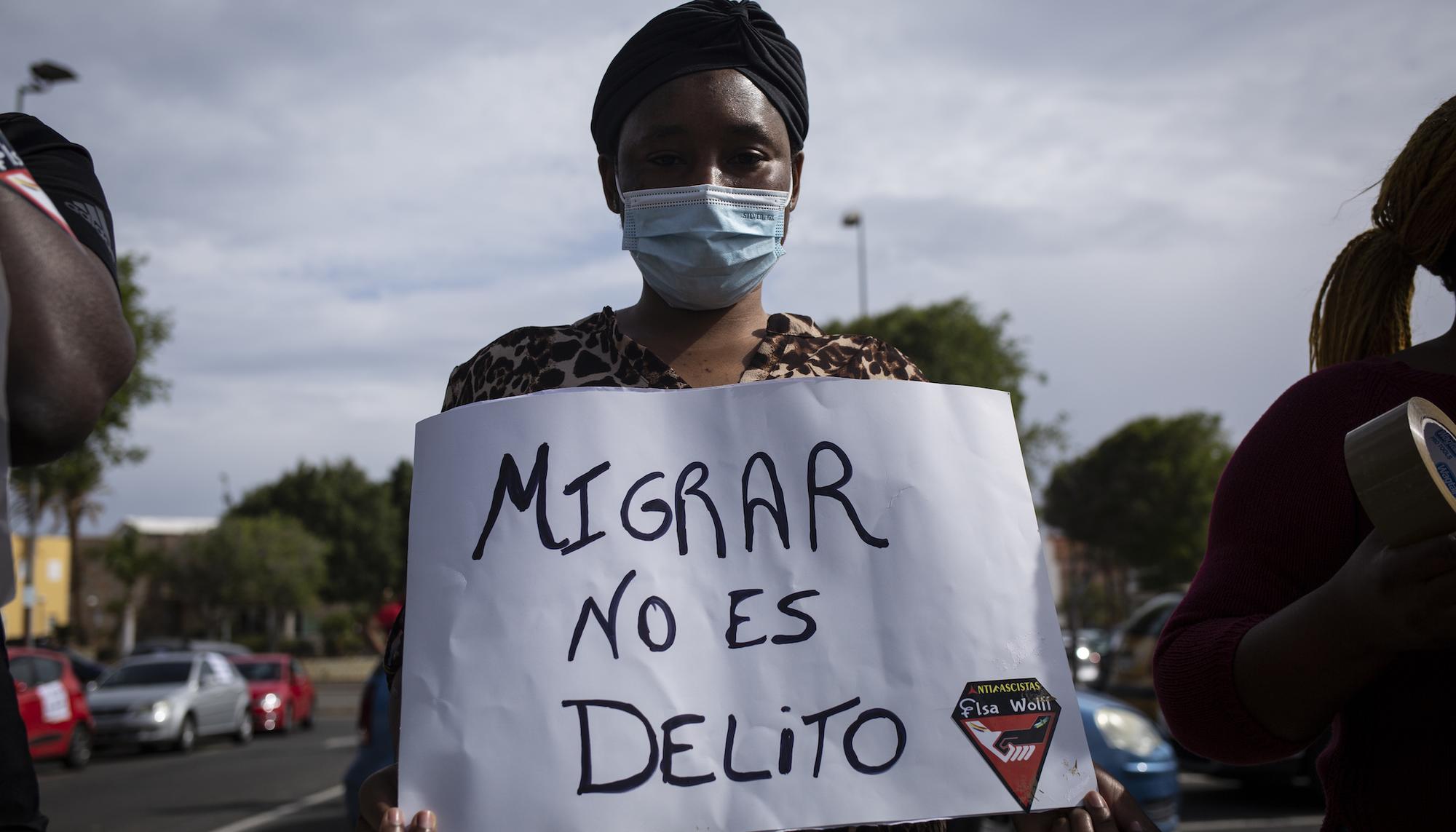 Una caravana de vehículos marcha en Gran Canaria por los derechos de las personas migrantes y las "fronteras seguras" - 3