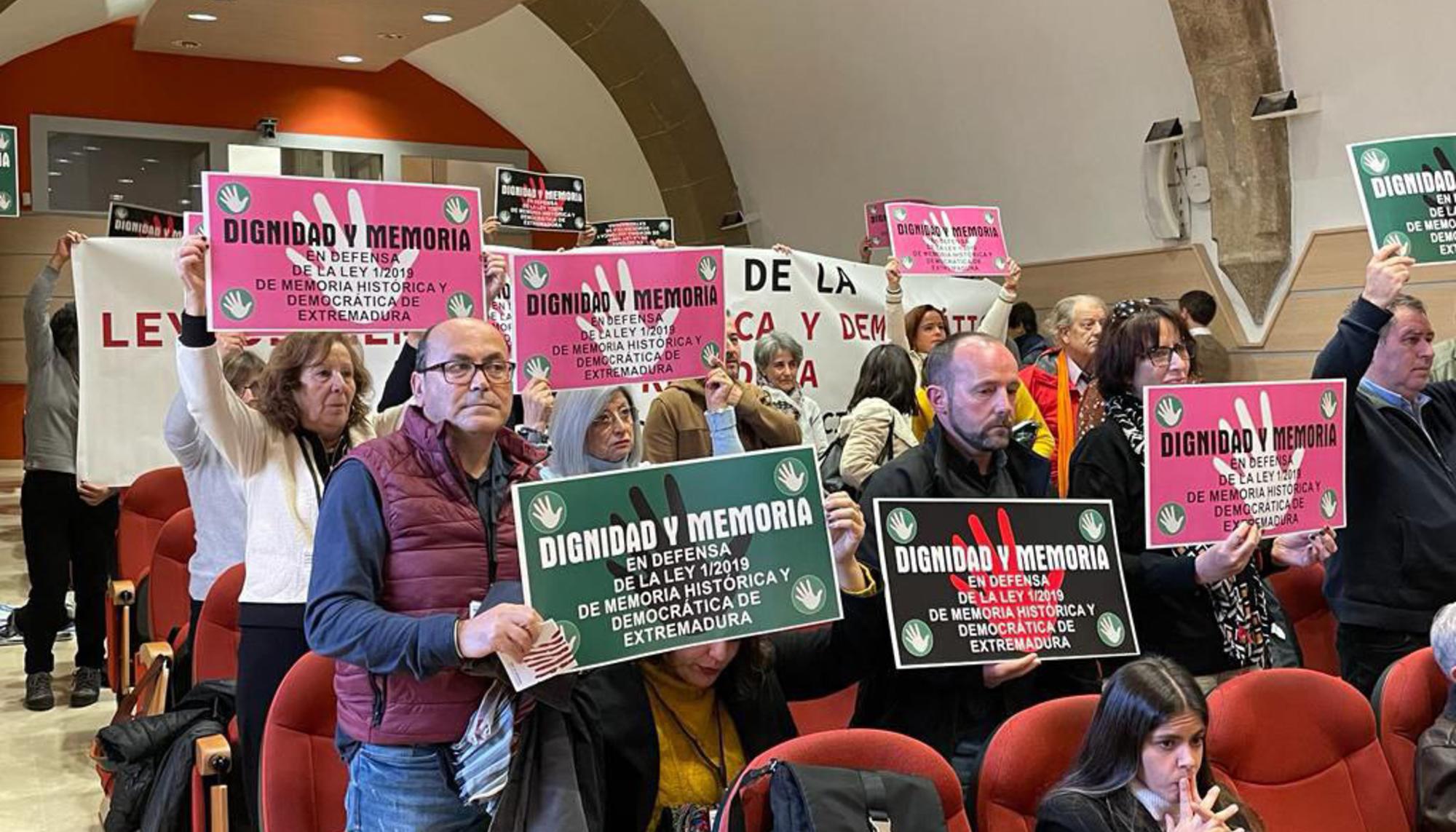 Carteles protesta memoria histórica Extremadura