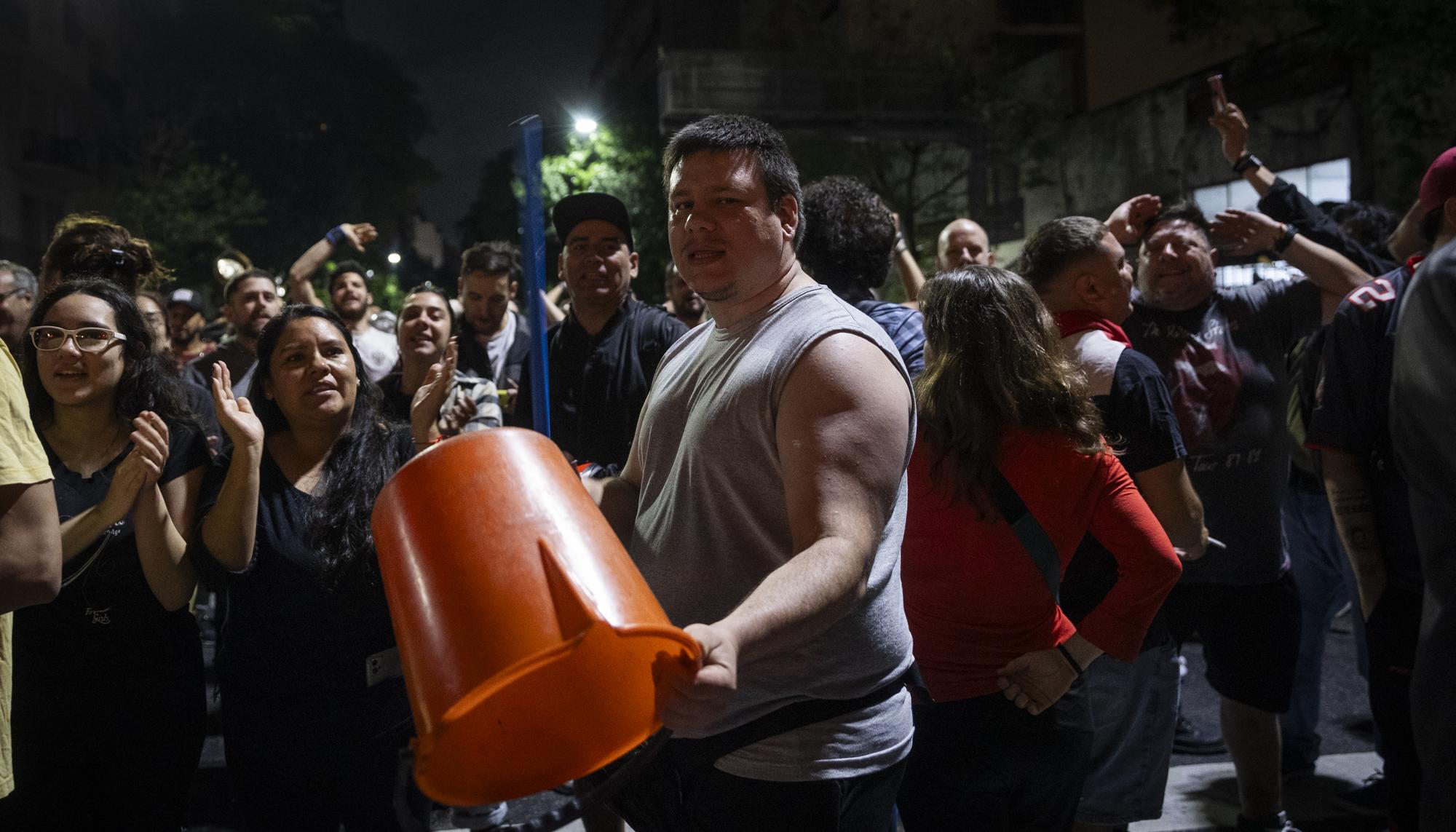 Cacerolazo para protestar contra el Decreto de Necesidad y Urgencia (DNU) anunciado por el presidente Javier Milei. - 8