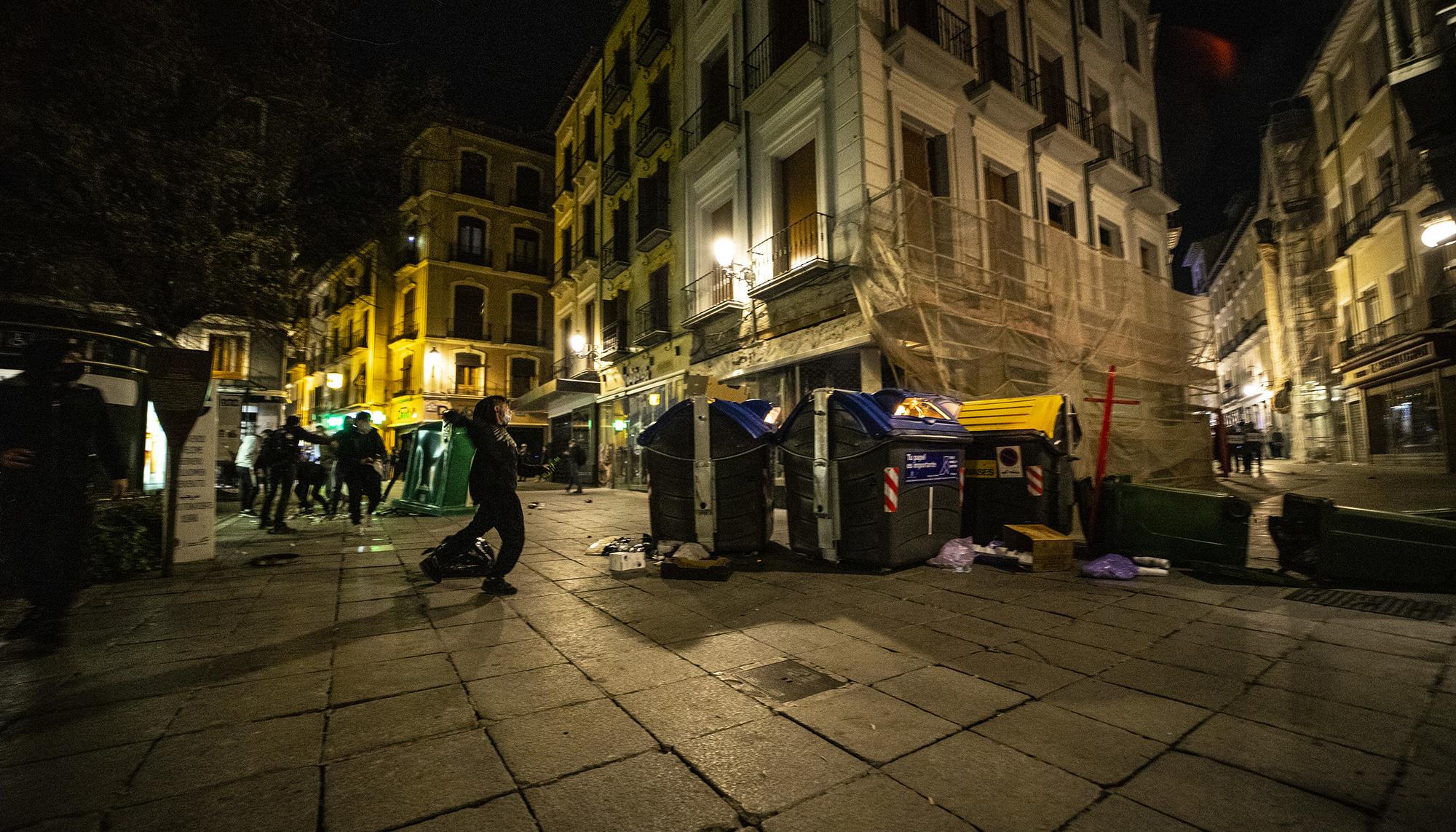 Barricadas en la manifestación de Granada por la encarcelamiento de Pablo Hasél - 15