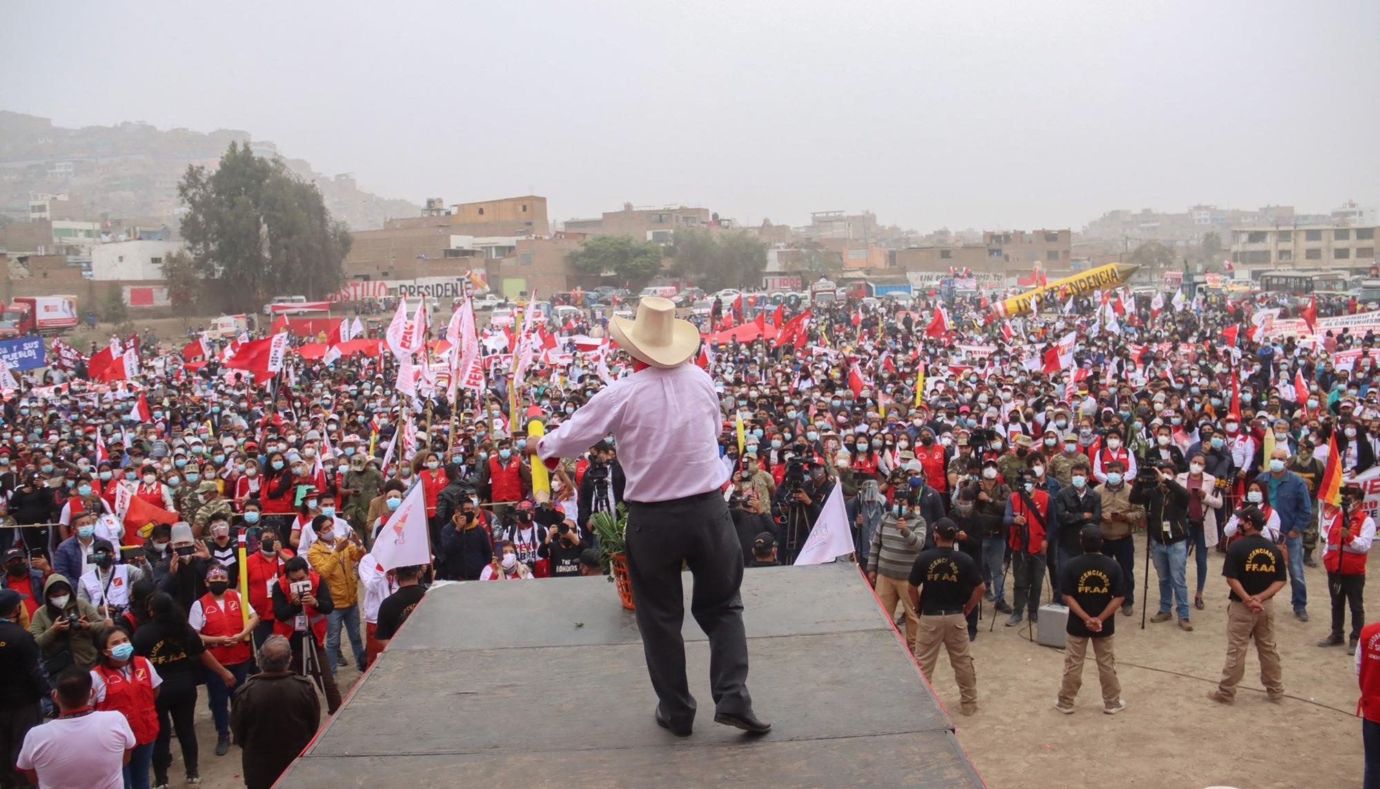 ¨Pedro Castillo durante la campaña electoral en Carabayllo (Lima)