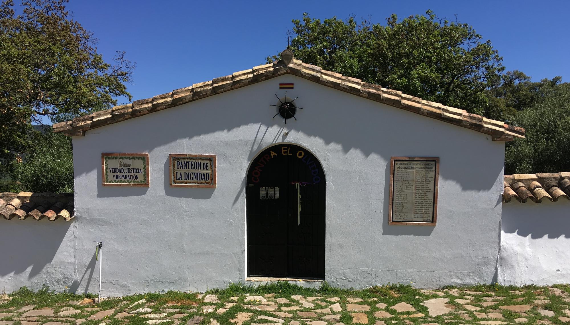 El Panteón de la Dignidad, en el Cementerio de La Sauceda (Cortes de la Fontera), lugar de memoria