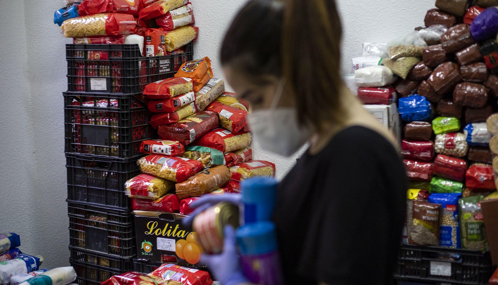 Reparto de comida en Valdezarza, Madrid